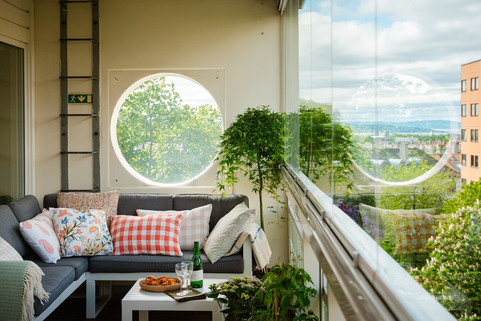 Balkongen har plass til sittegruppe og annen ønsket innredning slik at du kan invitere venner og familie på hyggelige sammenkomster. Galleribilde