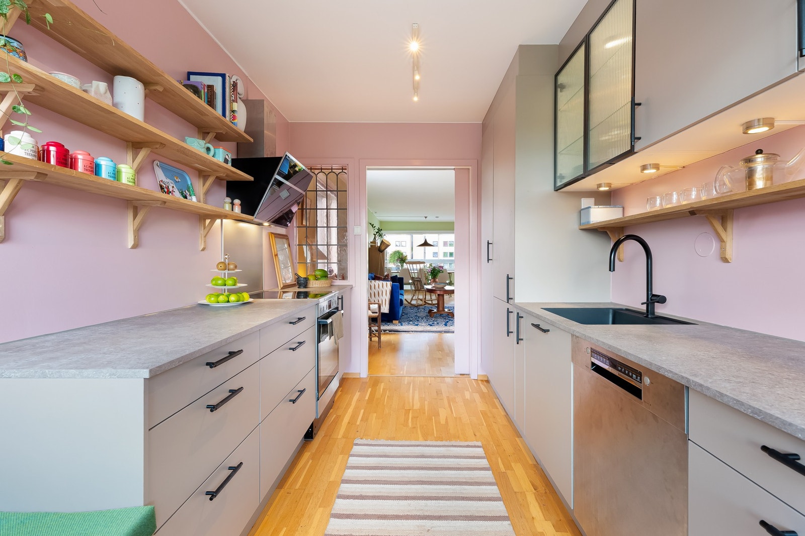 Hvitevarer er fra 2022 og vifte fra 2024. Galleribilde