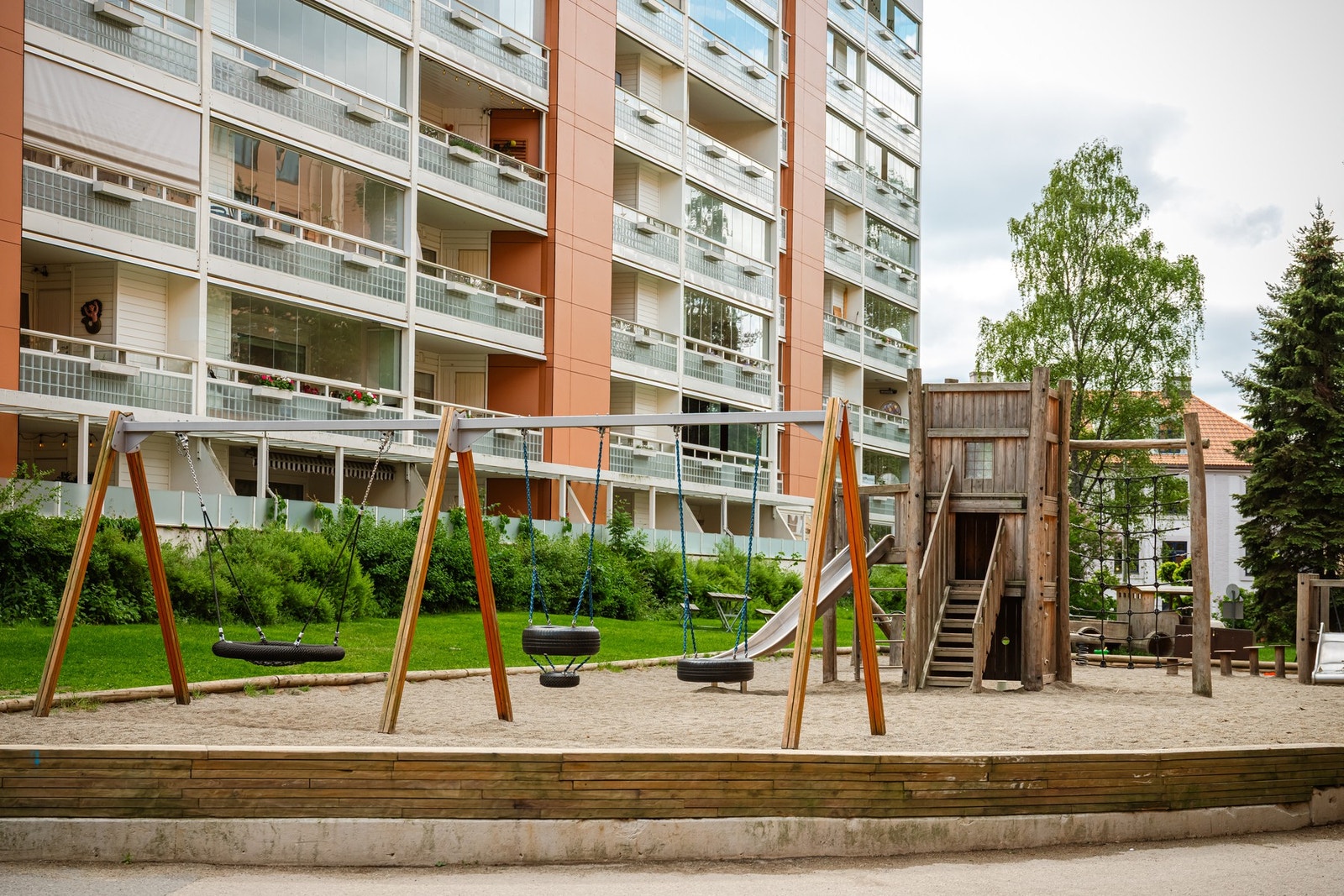 På borettslagets felles tomt er det flotte grøntområder og lekeplasser. Galleribilde