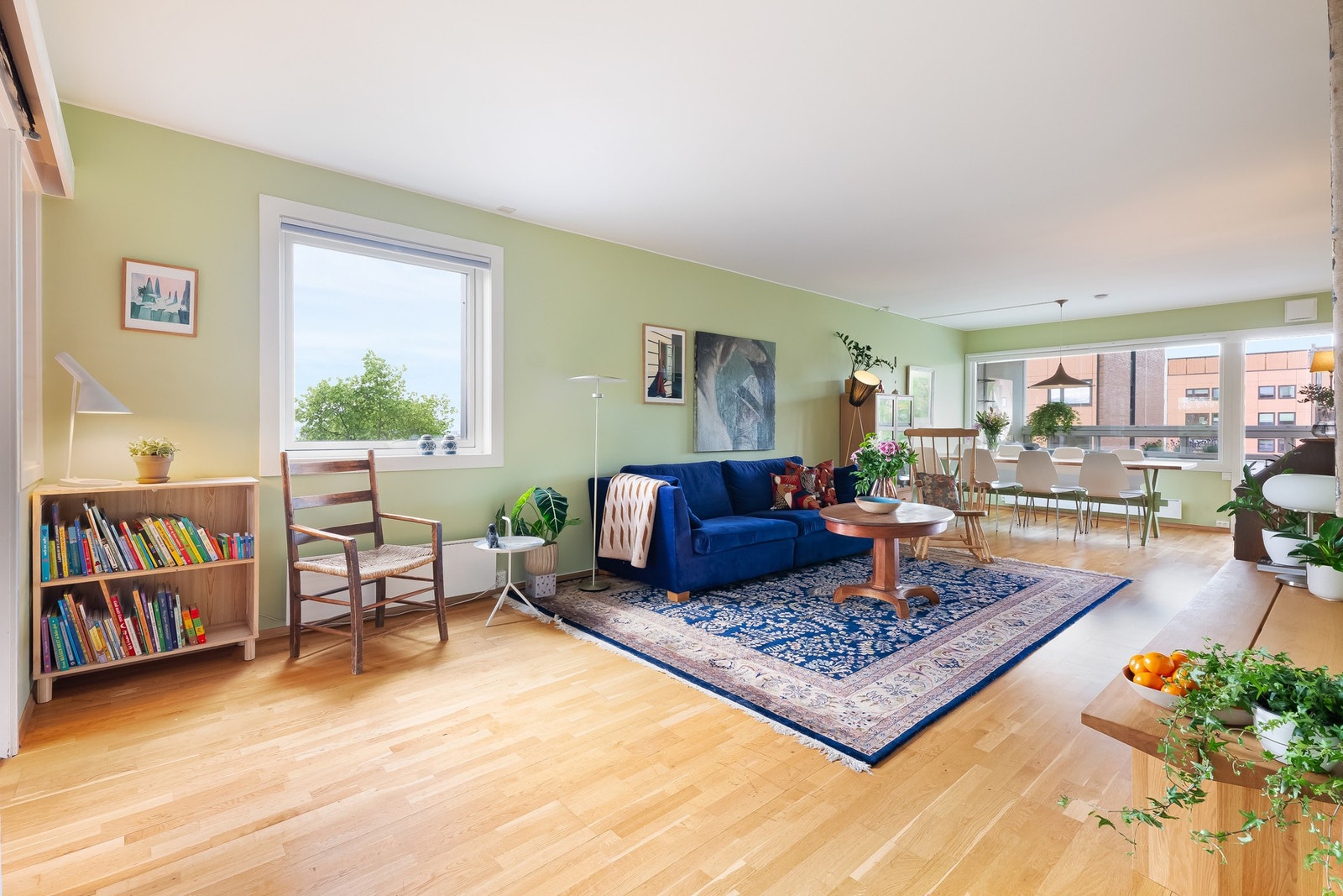 I stuen er det store vindusflater som gir godt med naturlig lysinnslipp fra to sider. Galleribilde