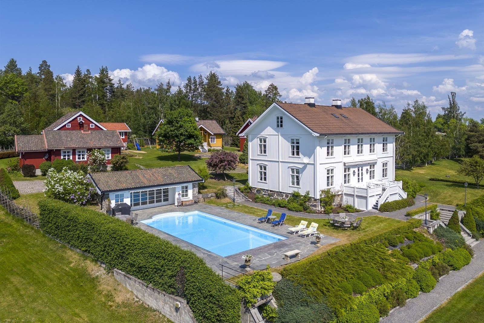 Ved hovedhuset ligger svømmebassenget Galleribilde