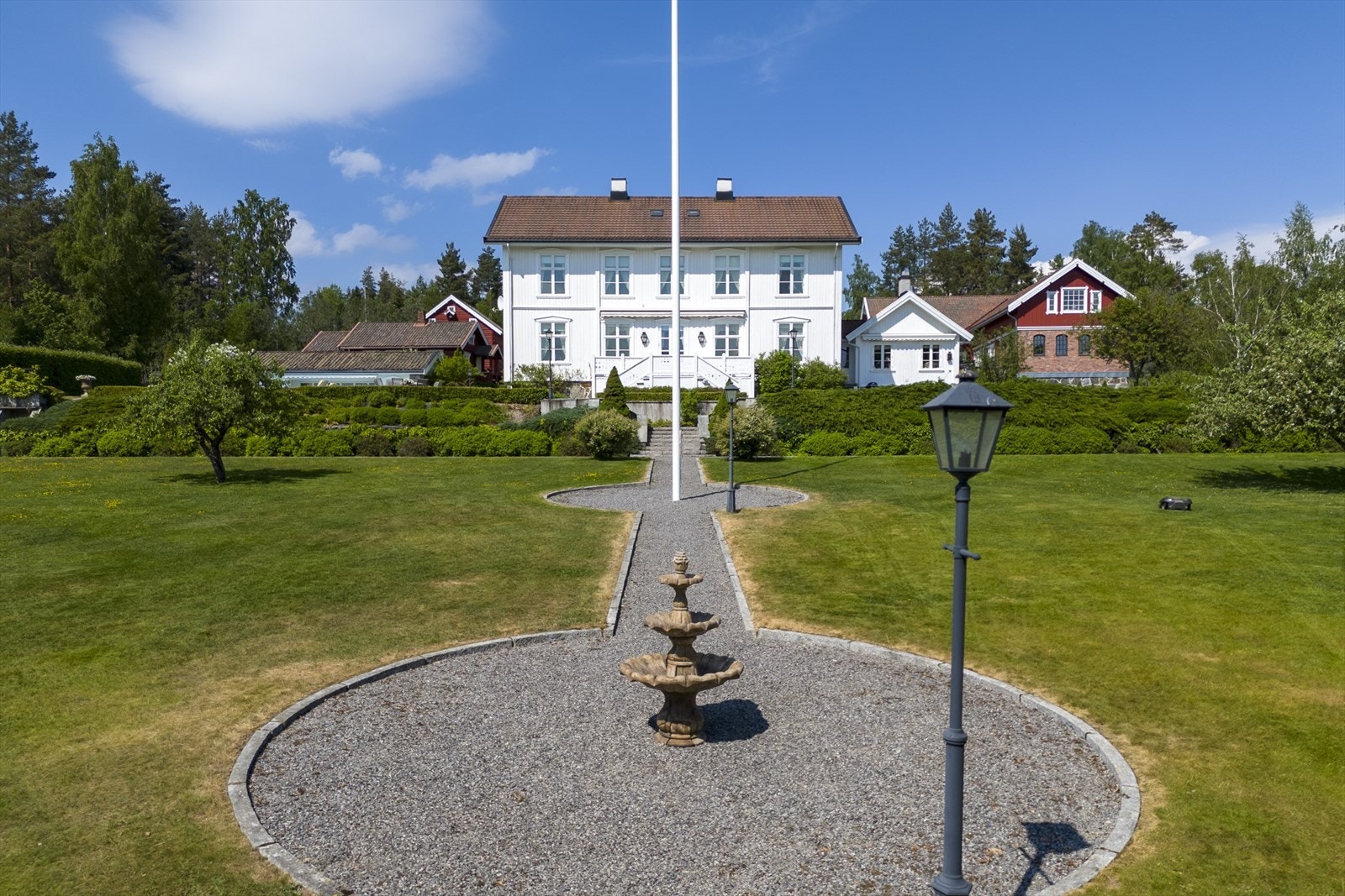 Bygningene har en spesielt god og høy standard. Topp moderne hovedbygning i gammel stil Galleribilde