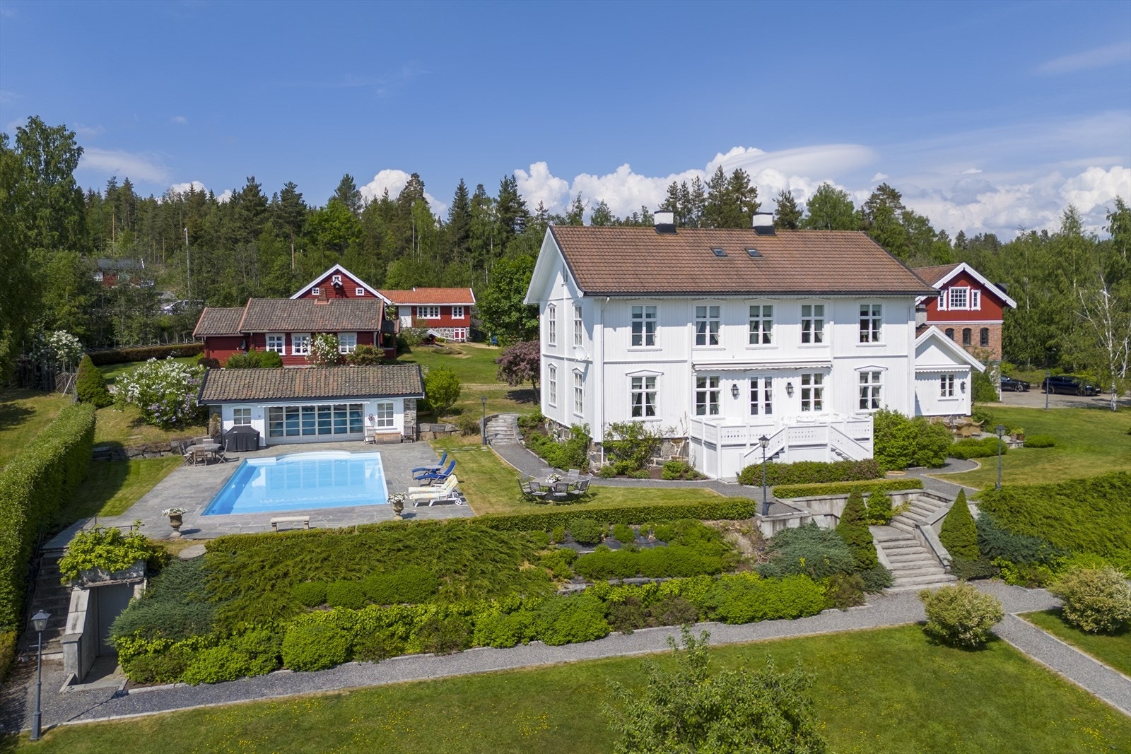 Eiendommen innehar en sjelden flott bygningsmasse og et herskapelig hovedhus på ca. 402 kvm. Galleribilde