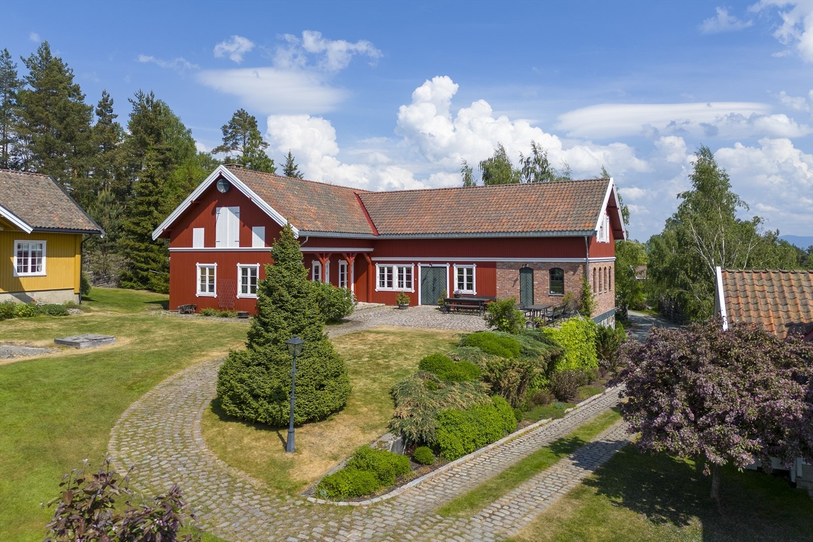 I kjellerplan i låven er det i dag to garasjer som kan defineres som maskingarasje, verksted og boder med 3 elektriske kjøreporter Galleribilde