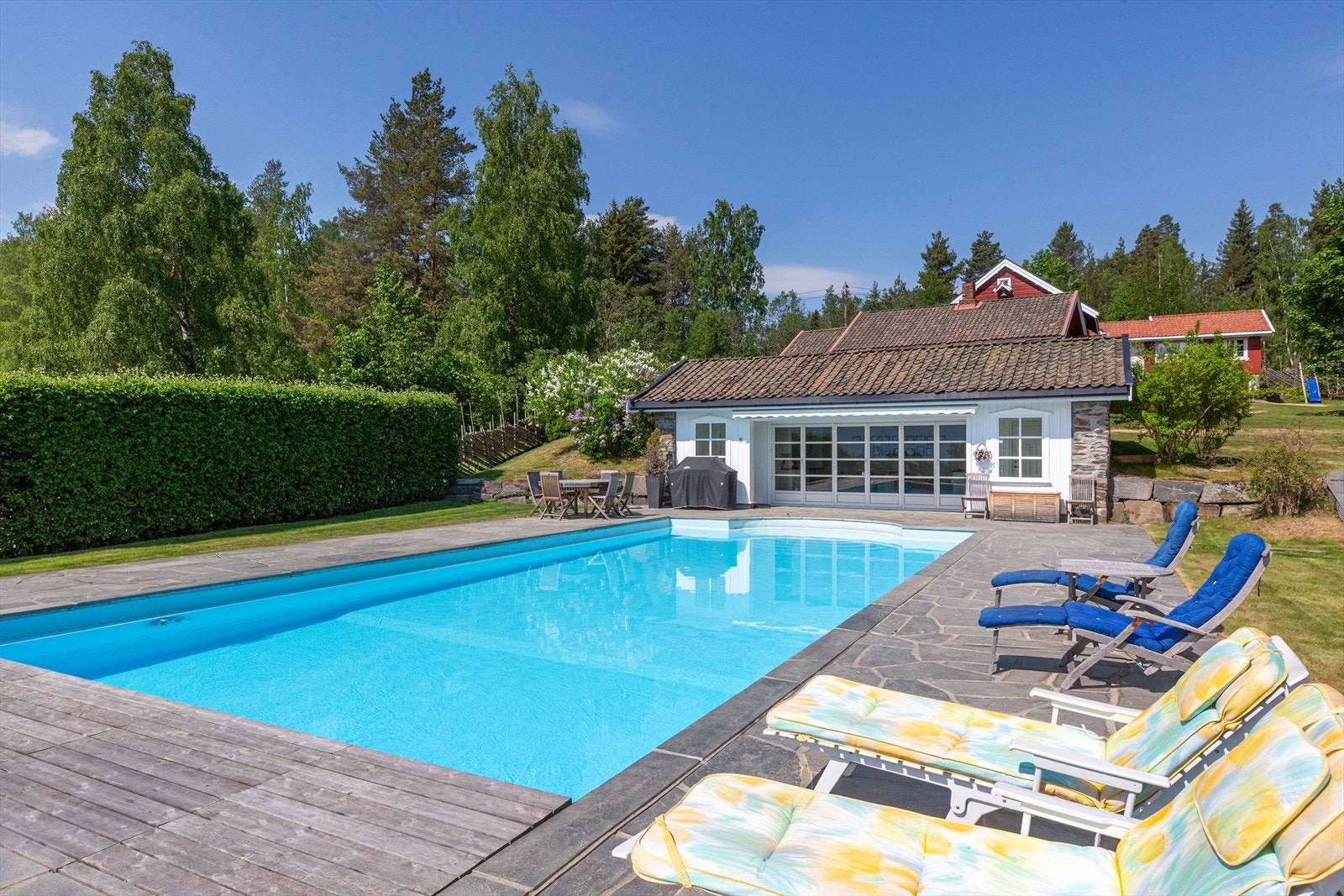 I tilknytning til bassenget er det et bassenghus Galleribilde