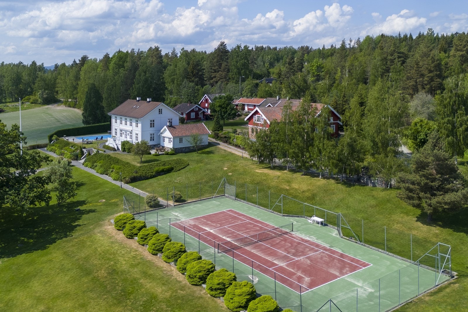 Egen tennisbane med tennishus Galleribilde