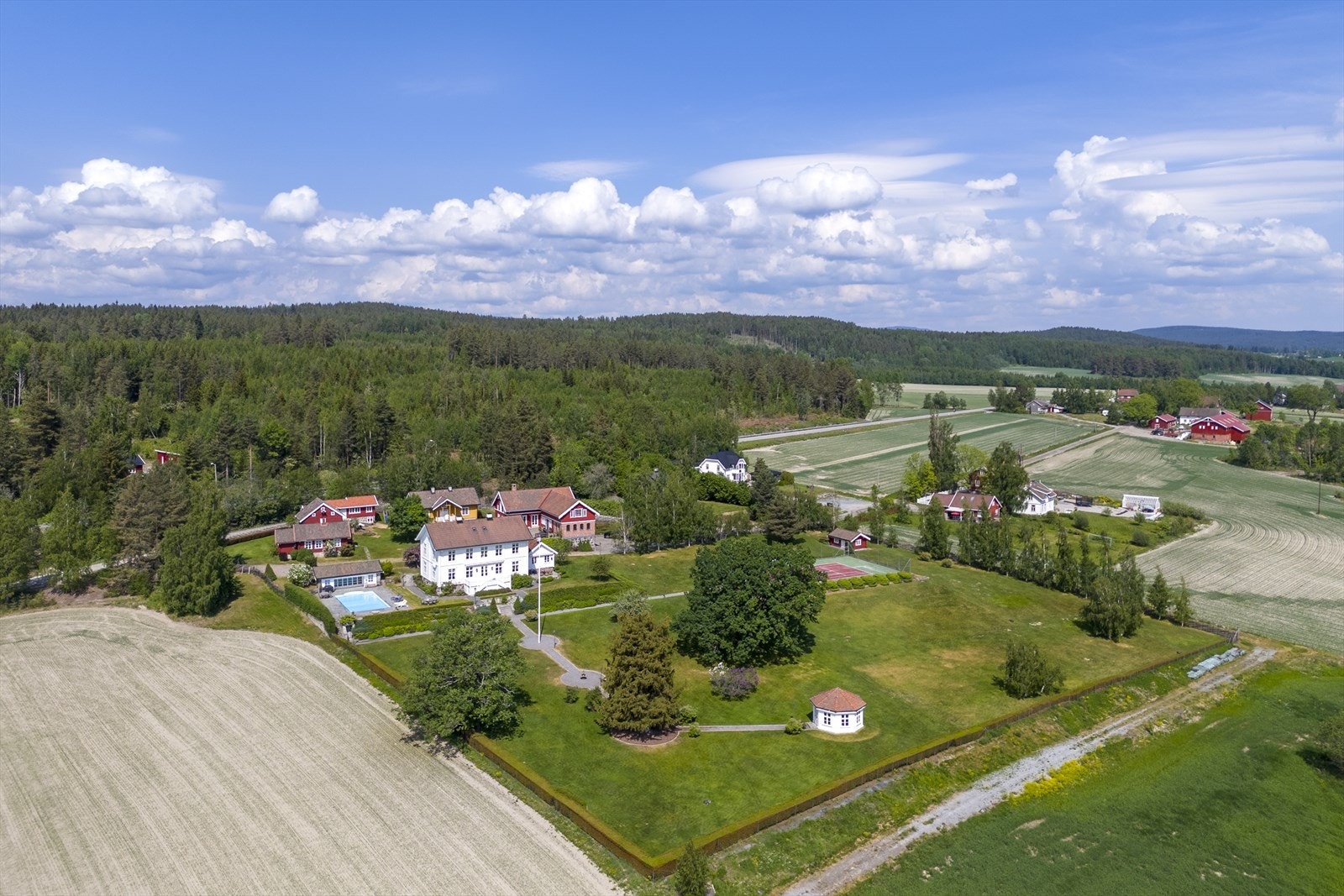 Eiendommen grenser til andre landbrukseiendommer Galleribilde