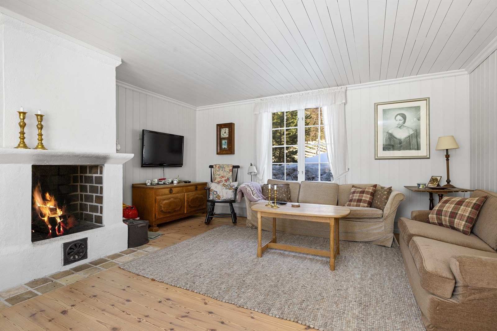 Stue med bl.a. peis i det gule huset Galleribilde