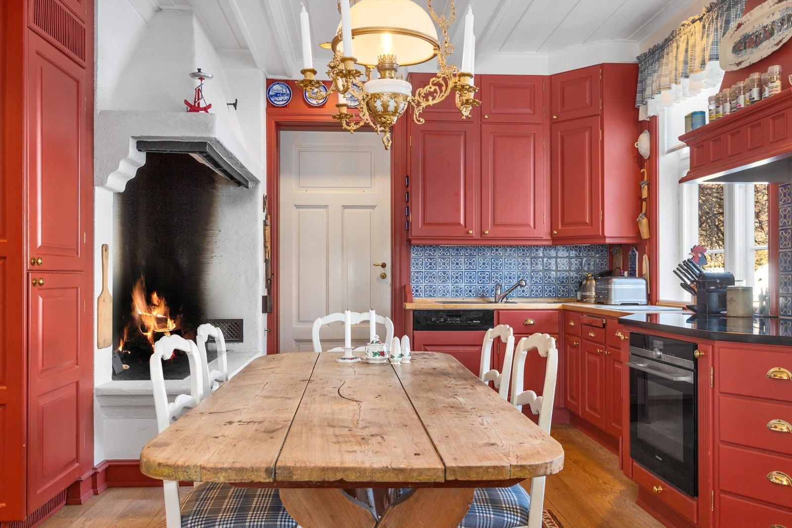 Kjøkken med romslig spiseplass og peis Galleribilde