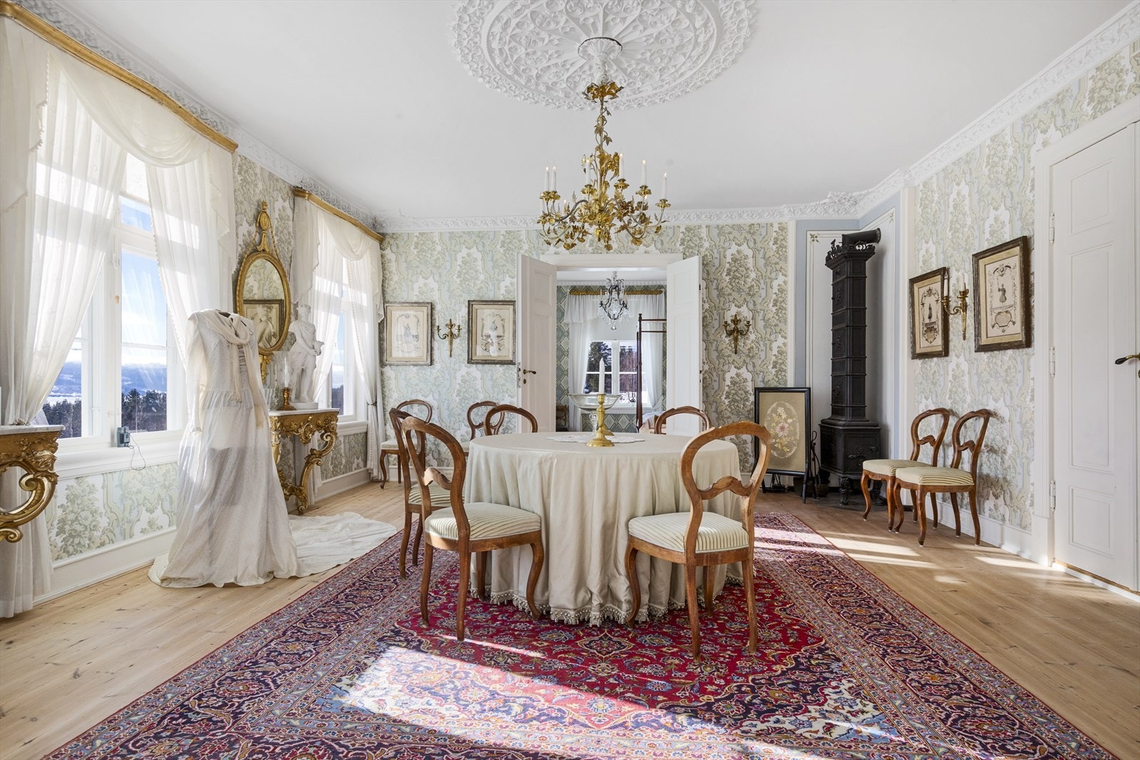 Husene har en spesielt god og høy standard, med antikvarisk verdi Galleribilde