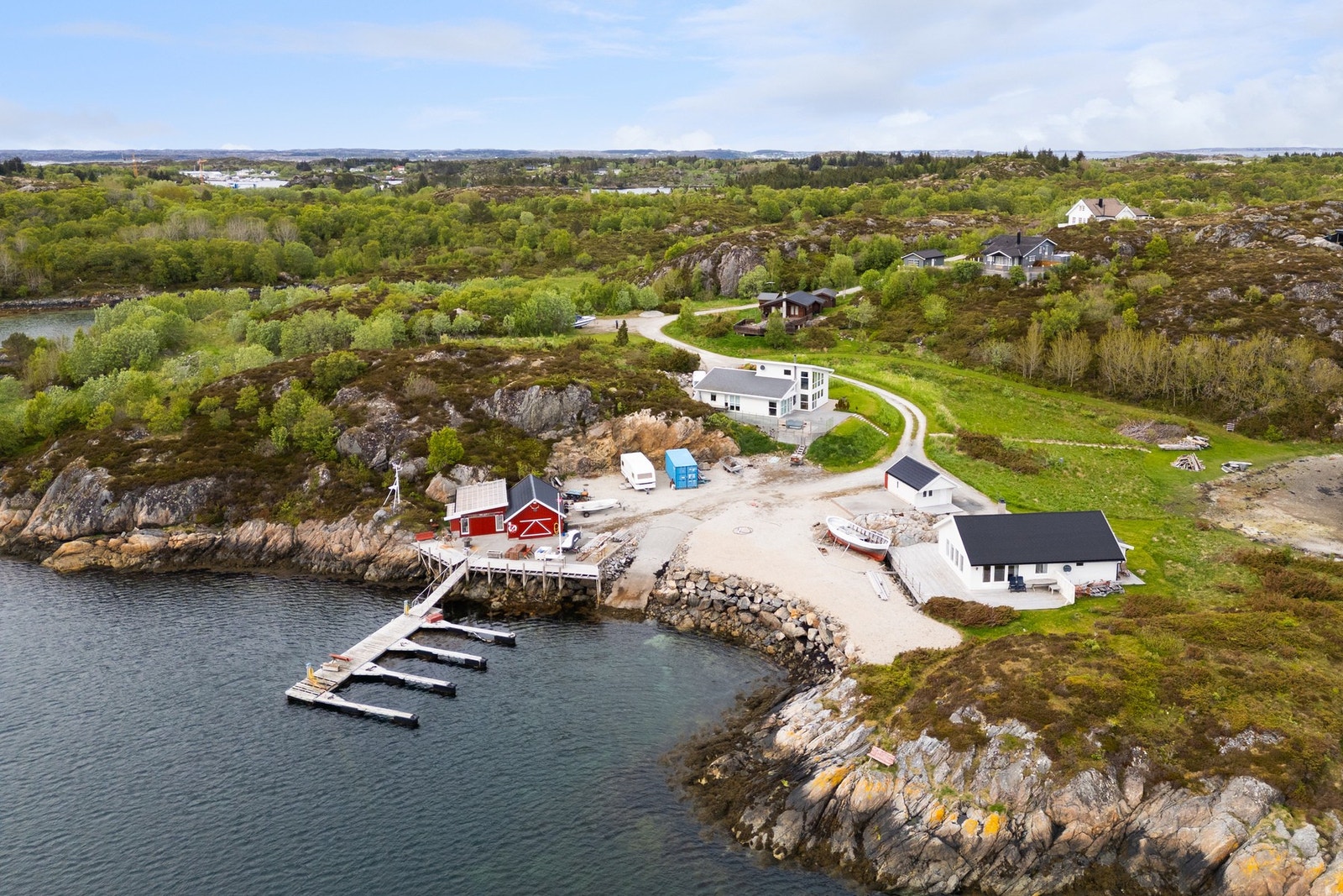 Enkel tilgang til båtplass i nærliggende flytebrygge - Godt utgangspunkt for kystaktivtet Galleribilde