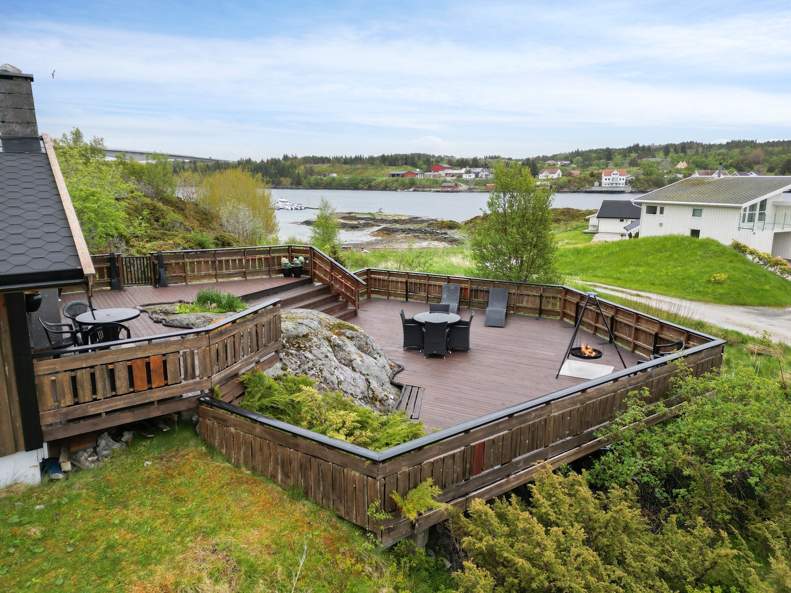 Innholdsrik fritidseiendom med hytte, bod og stabbur Galleribilde