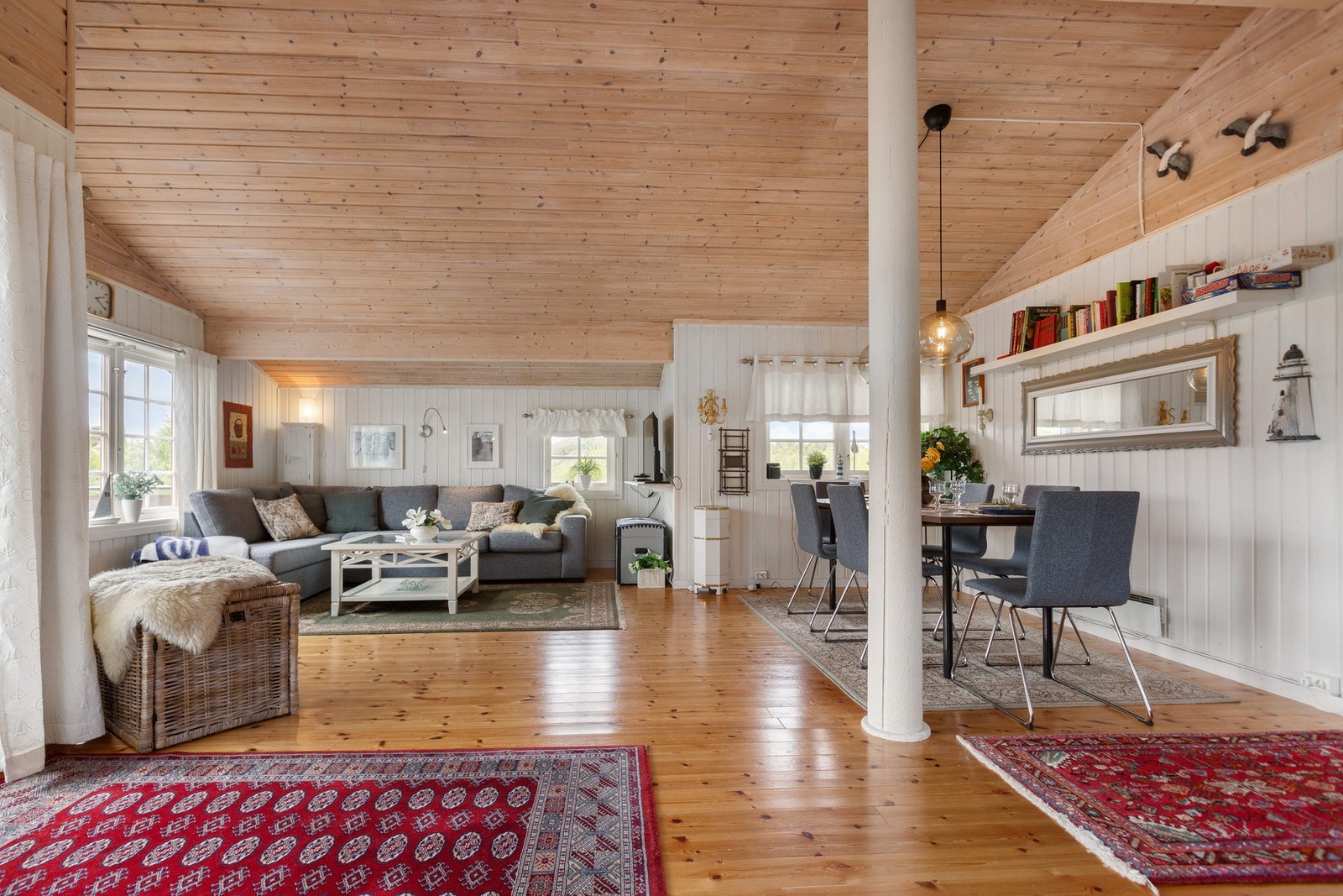 Her har man god plass til sofagruppe, oppbevaringsmøblement, spisebord m.m. Galleribilde