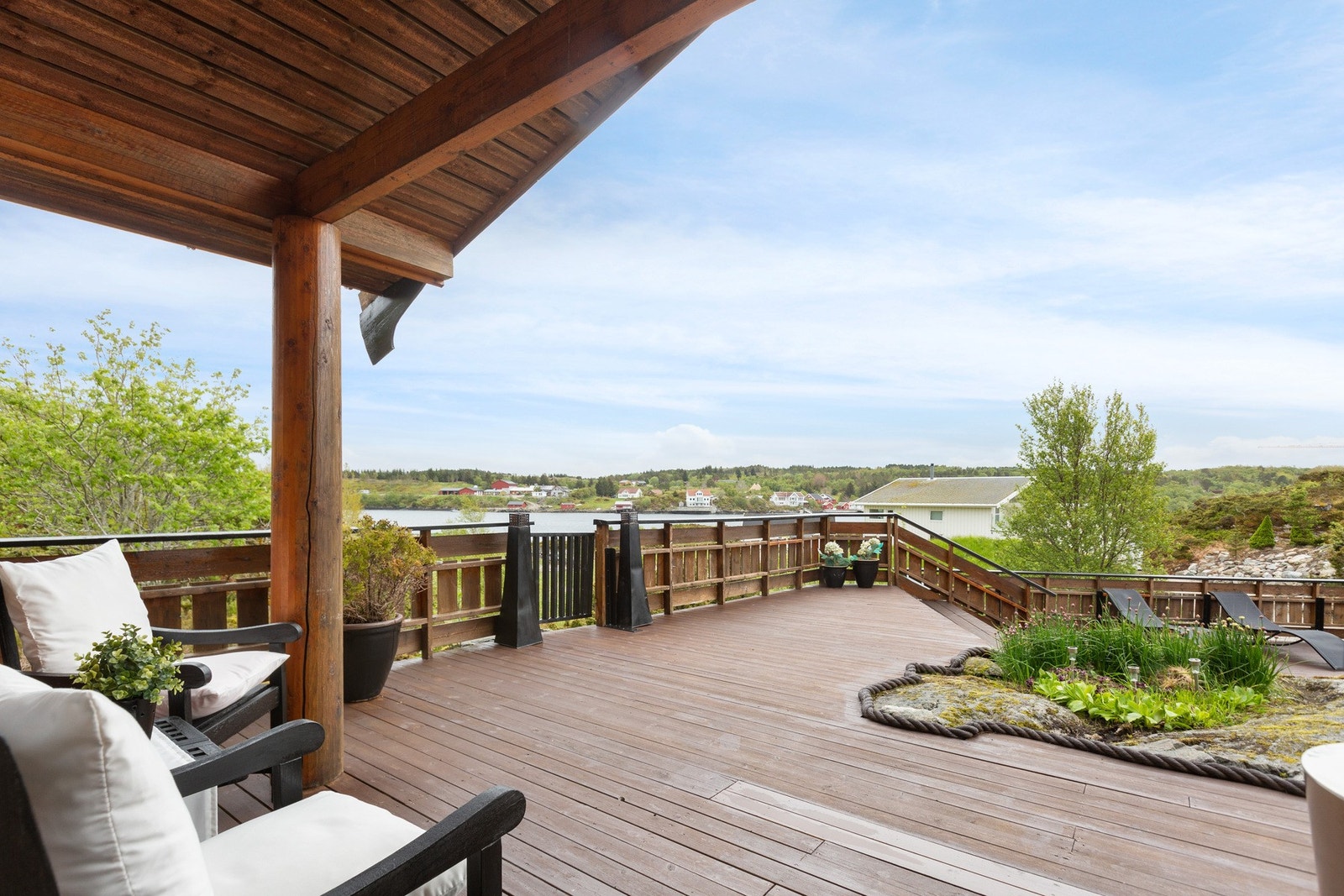 Romslige terrasser på flere nivåer - Perfekt for å nyte late feriedager. Her har man plass til flere sittegrupper, solsenger, grill m.m. Galleribilde