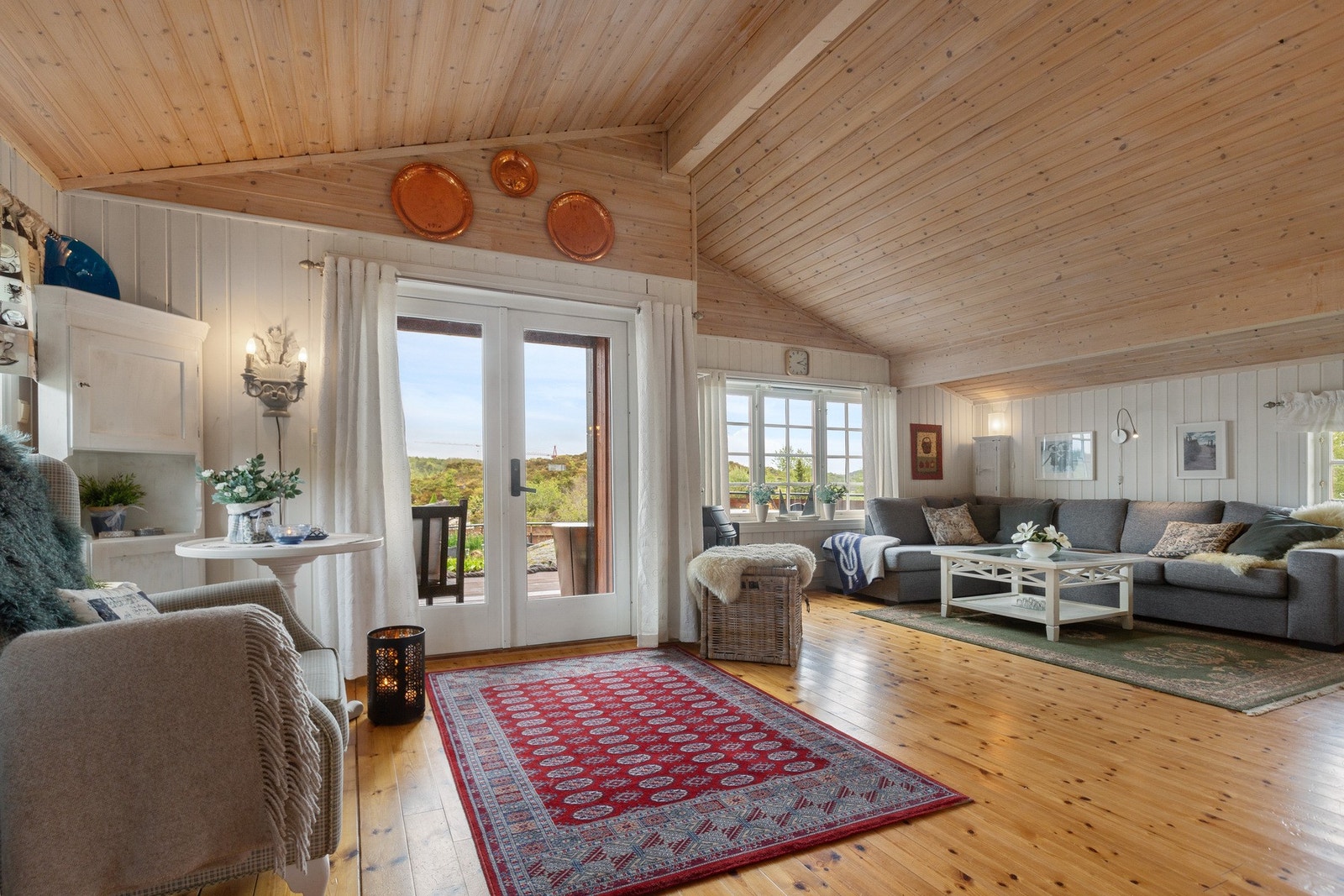 Luftig stue med god takhøyde gir en romslig romfølelse Galleribilde