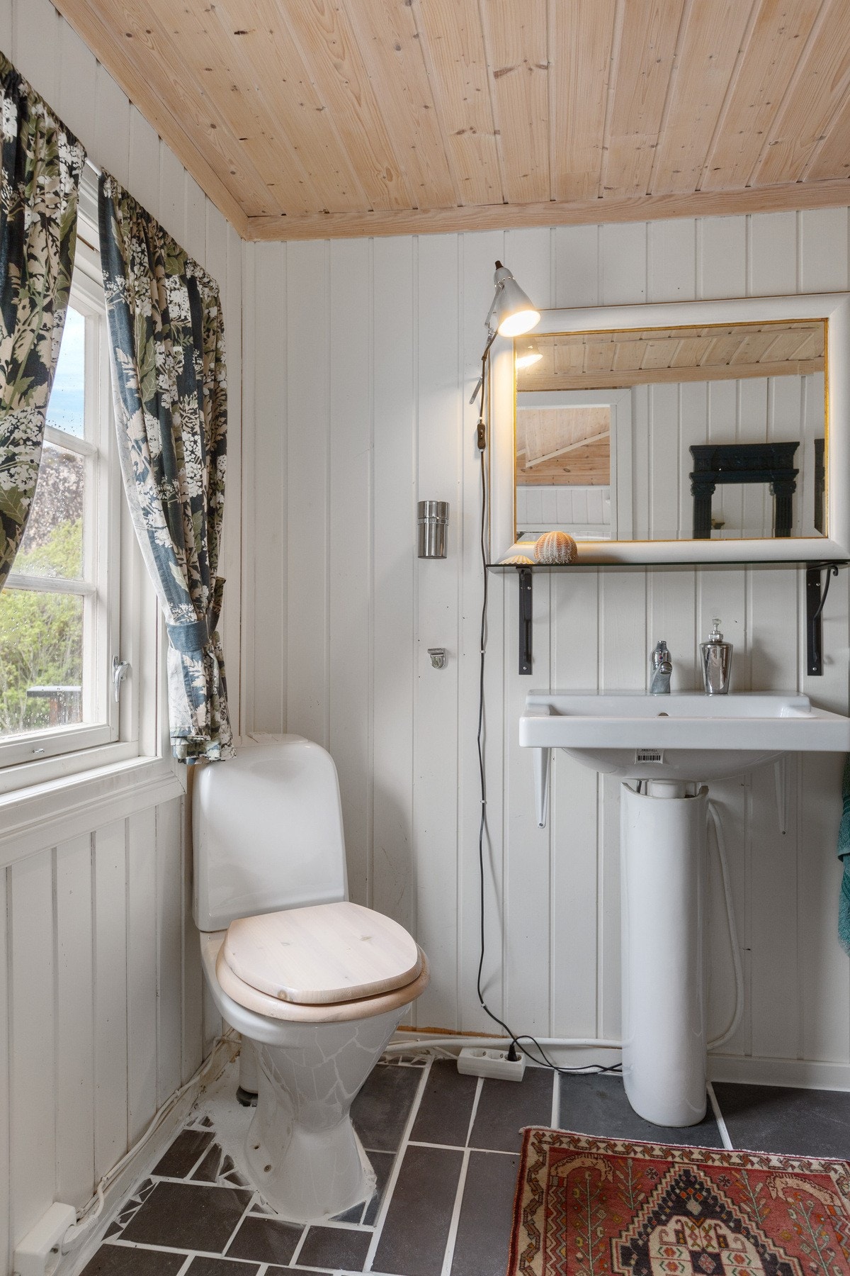 Toalettrom i anneks - Rommet var opprinnelig byggemeldt som bod. Det gjøres oppmerksom på at dette er en søknadspliktig endring. Kjøper overtar ansvar, risiko og konsekvens knyttet til dette Galleribilde