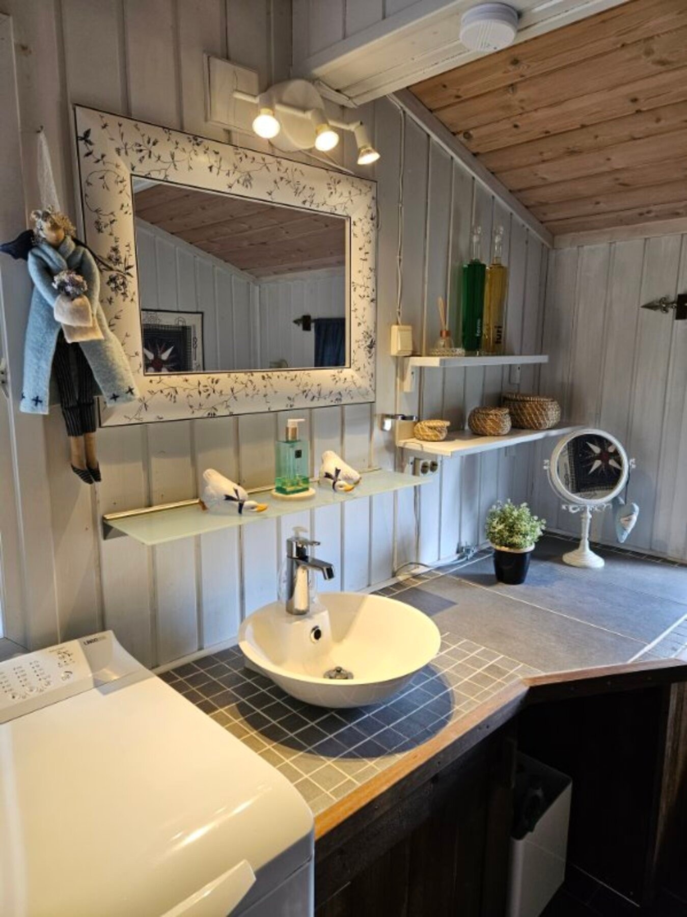 Hytta har alle fasiliteter med vei, vann, strøm og avløp Galleribilde