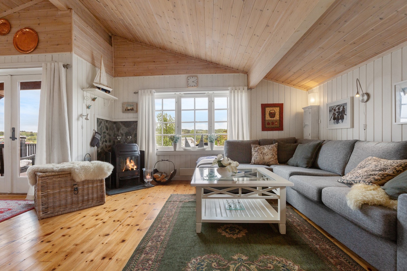 Fra stuen har man utgang til terrasse Galleribilde