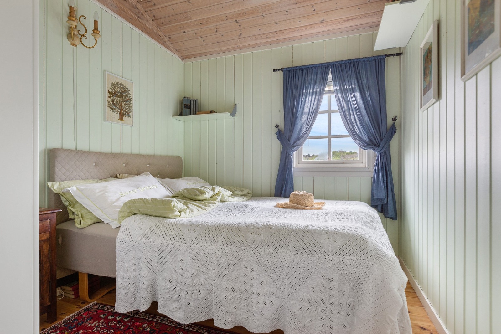 I hytta er det 1 soverom med god plass til blant annet dobbeltseng og nattbord Galleribilde