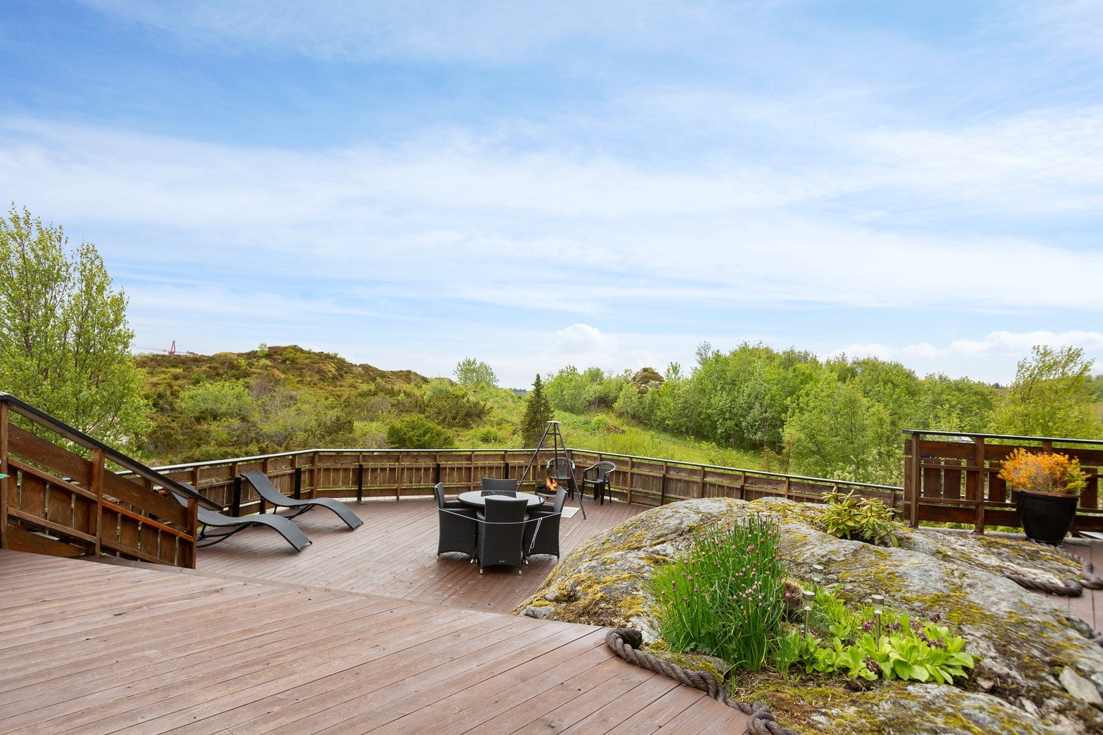 Romslig tomt gir rom for hageprosjekter, utekjøkken eller ekstra sittegrupper Galleribilde