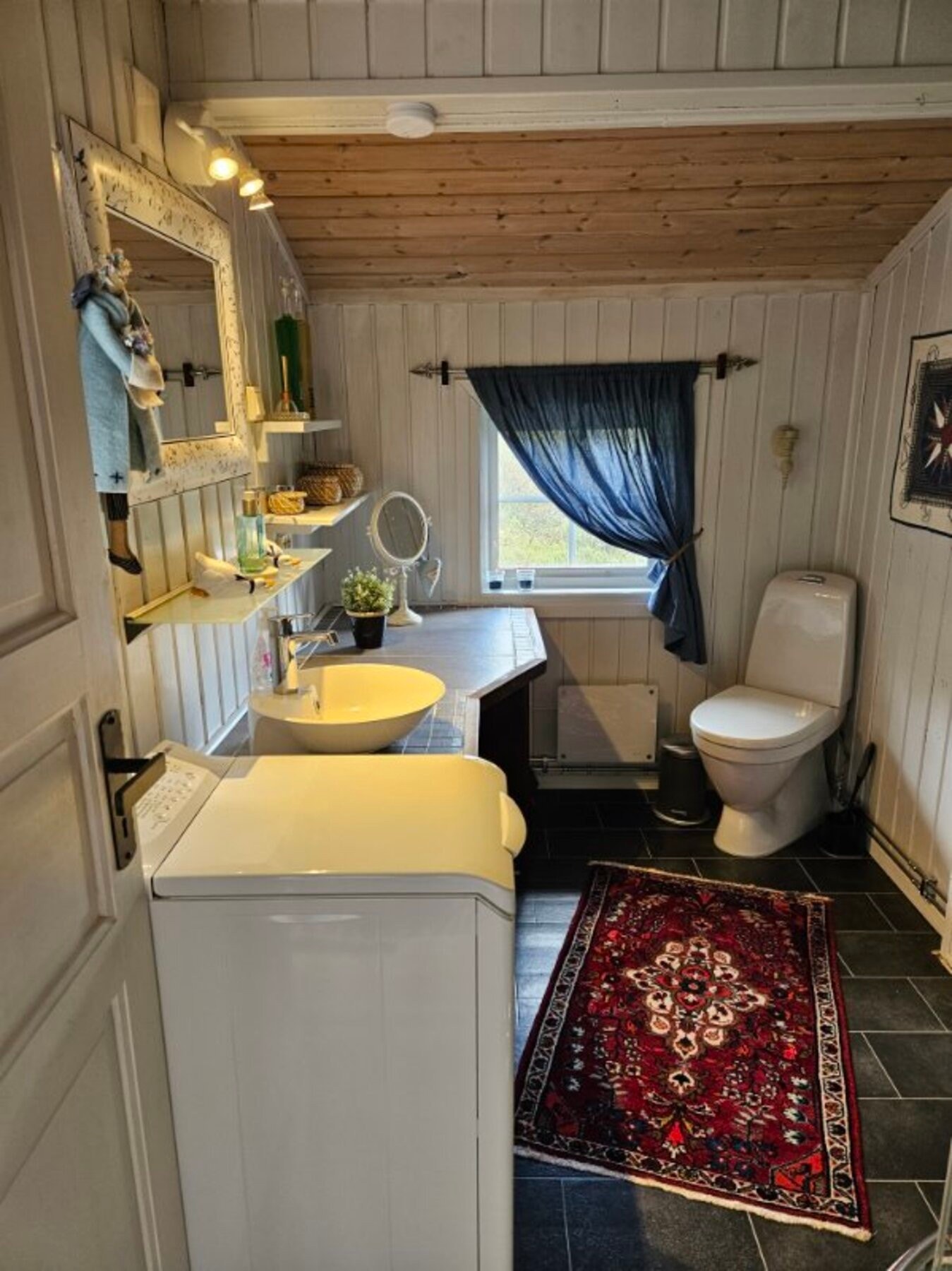 Rommet er utstyrt med baderomsinnredning, dusjkabinett, toalett og opplegg for vaskemaskin Galleribilde