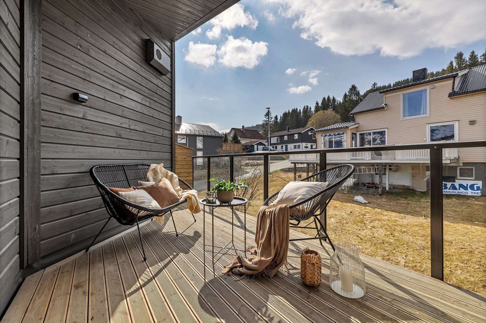 Leiligheten har 2 romslige balkonger. En på baksiden og en i front av boligen. Galleribilde