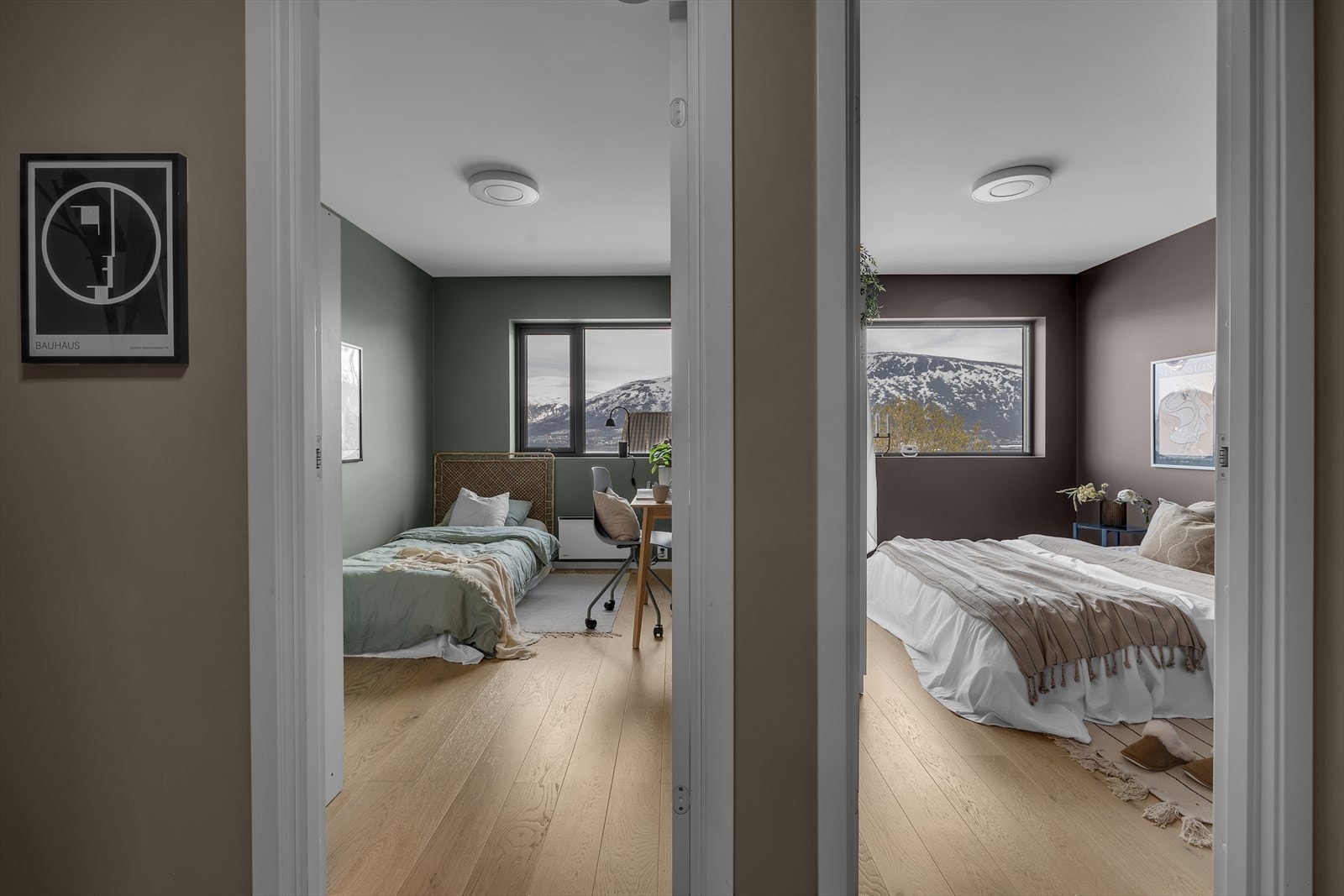 Boligen har 2 romslige soverom plassert i 1.etasje + hybel. Galleribilde
