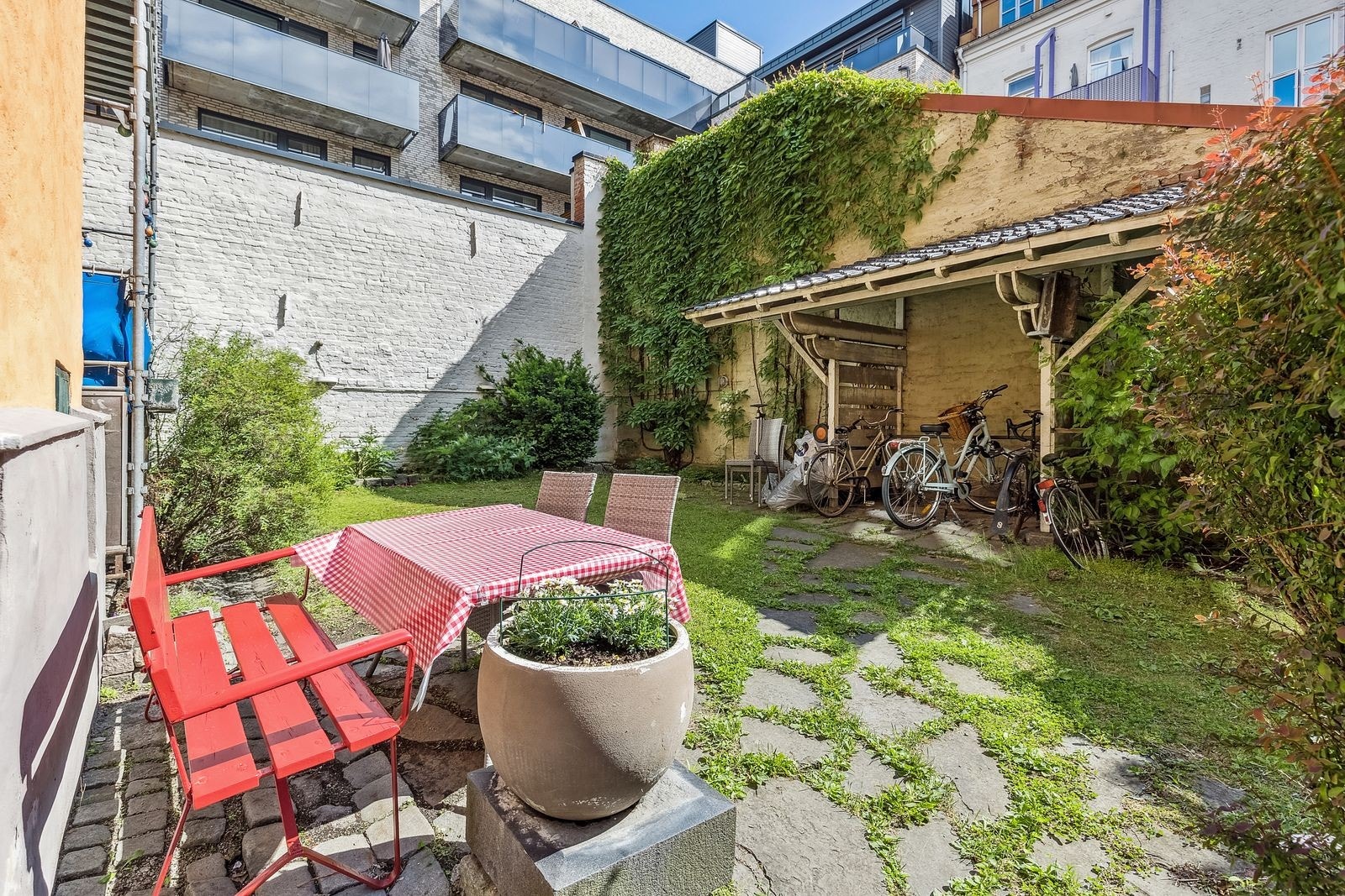 Hyggelig bakgård for beboere. Galleribilde