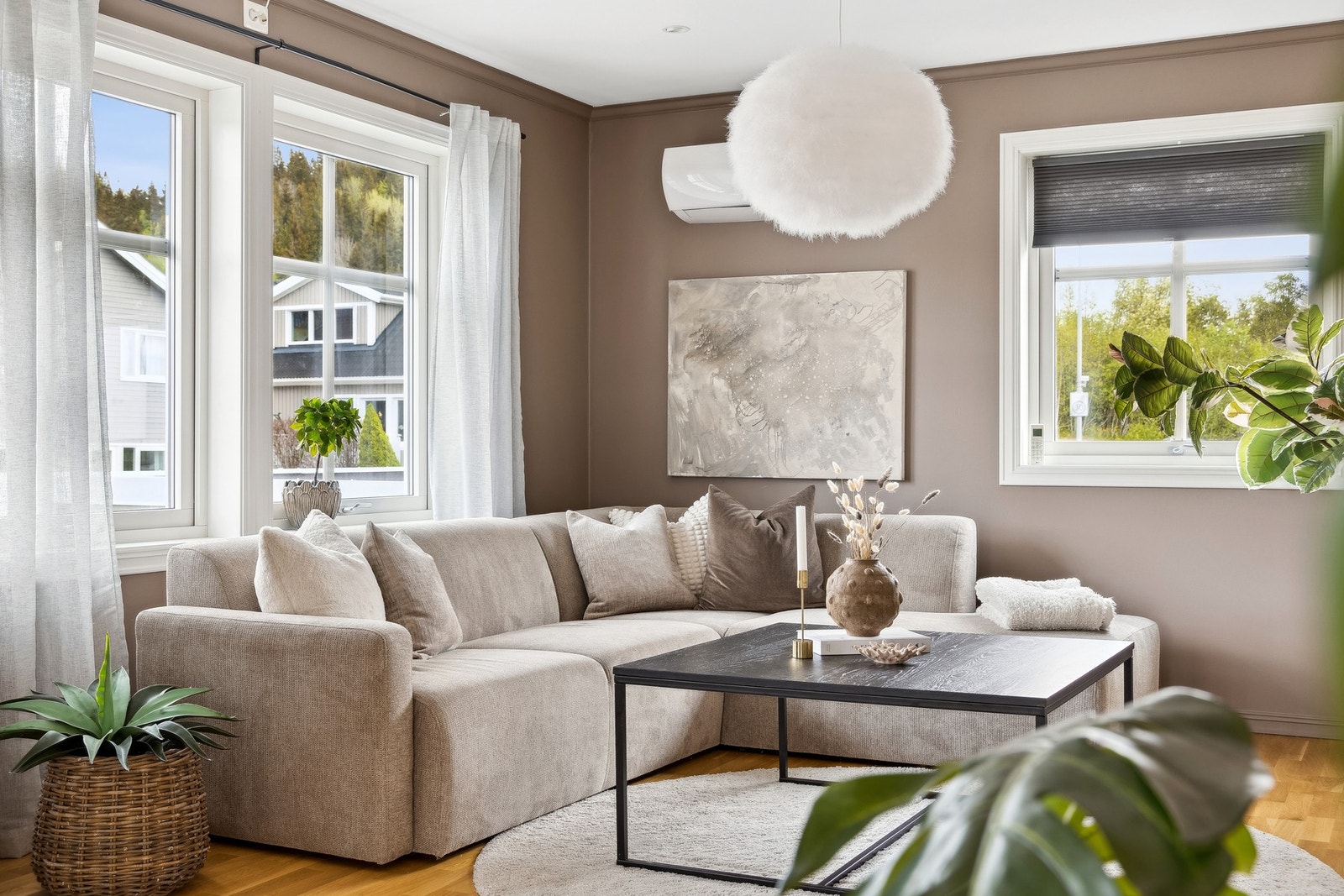 Stuen er et lunt oppholdsrom med både varmepumpe og downlights i himling. Galleribilde