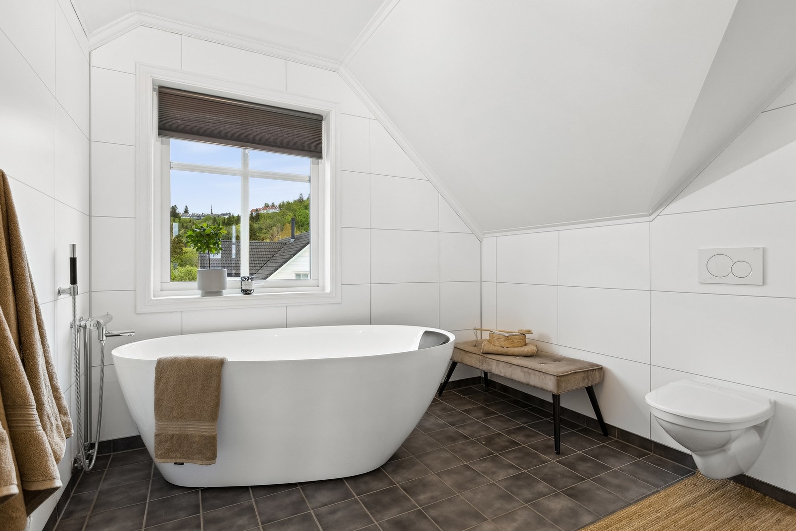 I loftetasjen ligger badet sentralt mellom soverommene og loftstuen, noe som gir god tilgjengelighet. Galleribilde