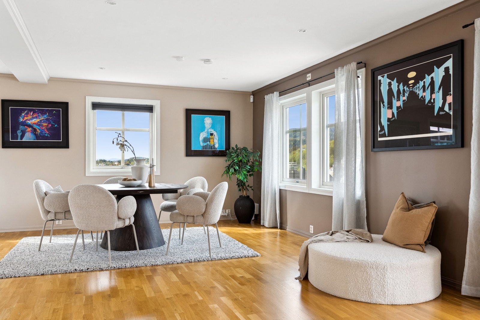 Stuen er delt inn i flere soner, så her er det gode muligheter for å møblere og innrede etter eget ønske. Galleribilde