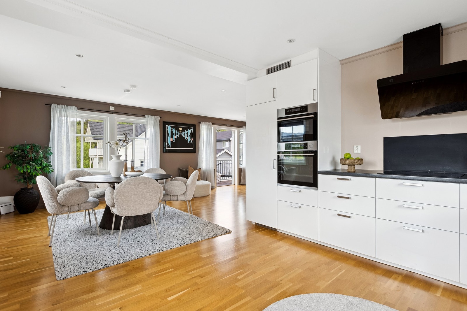 Kjøkkenet har åpen løsning mot stuen, men ligger likevel noe skjermet til. Galleribilde