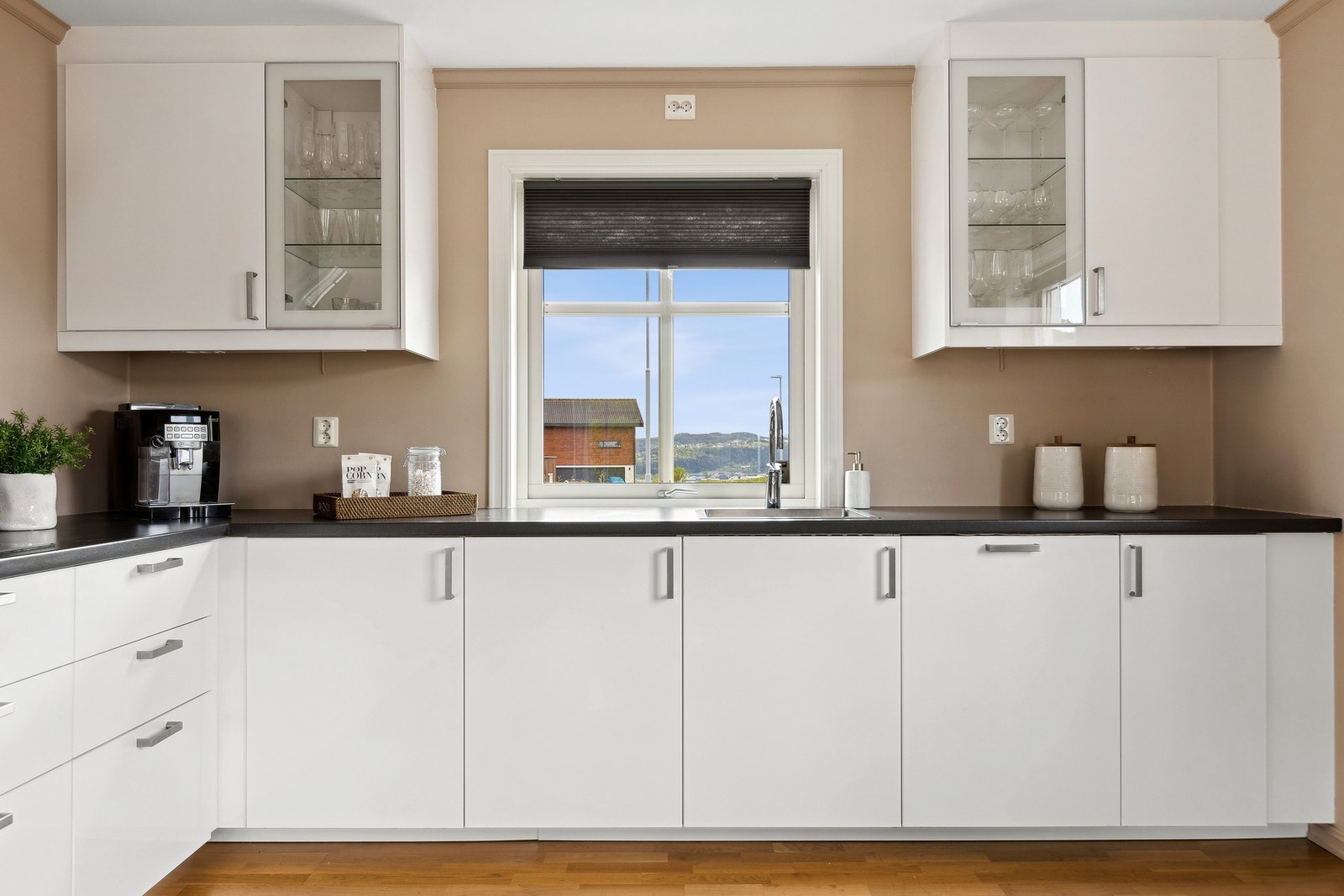 Det er virkelig godt med skap- og benkeplass på kjøkkenet - her blir matlagingen en lek. Galleribilde