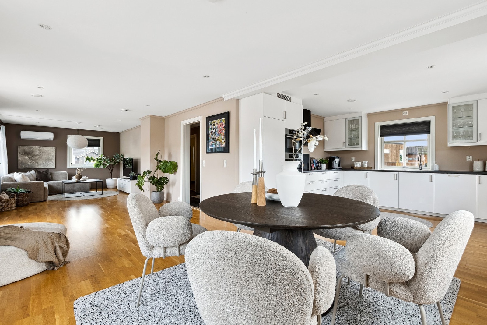 Stuen er naturlig inndelt i ulike brukssoner, og det passer utmerket å innrede med spisebord utenfor kjøkkenet. Galleribilde