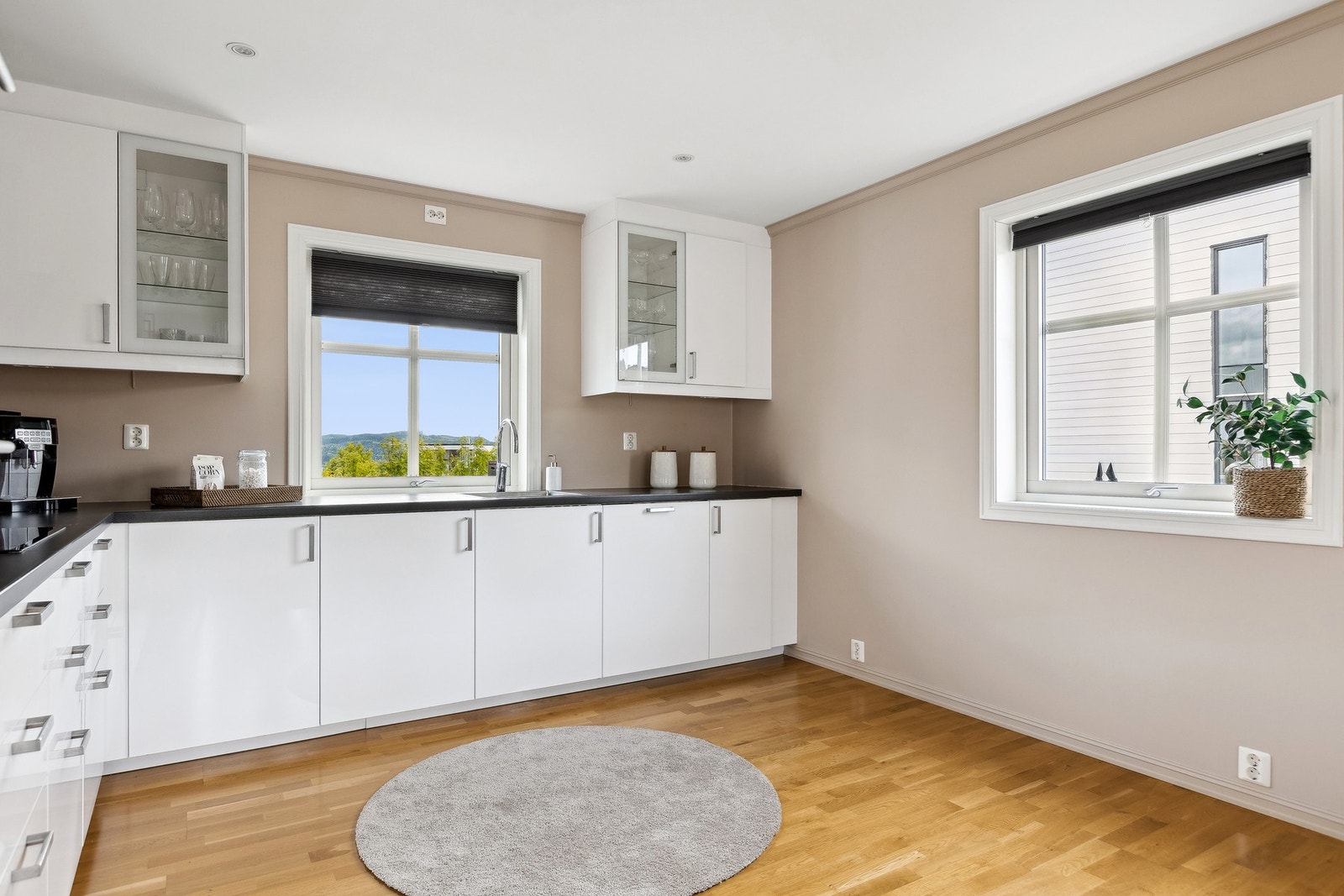 Det moderne kjøkkenet på 13 kvm fremstår både stilrent og funksjonelt, med et vindu som er plassert for å gi utsyn mot den flotte utsikten. Galleribilde