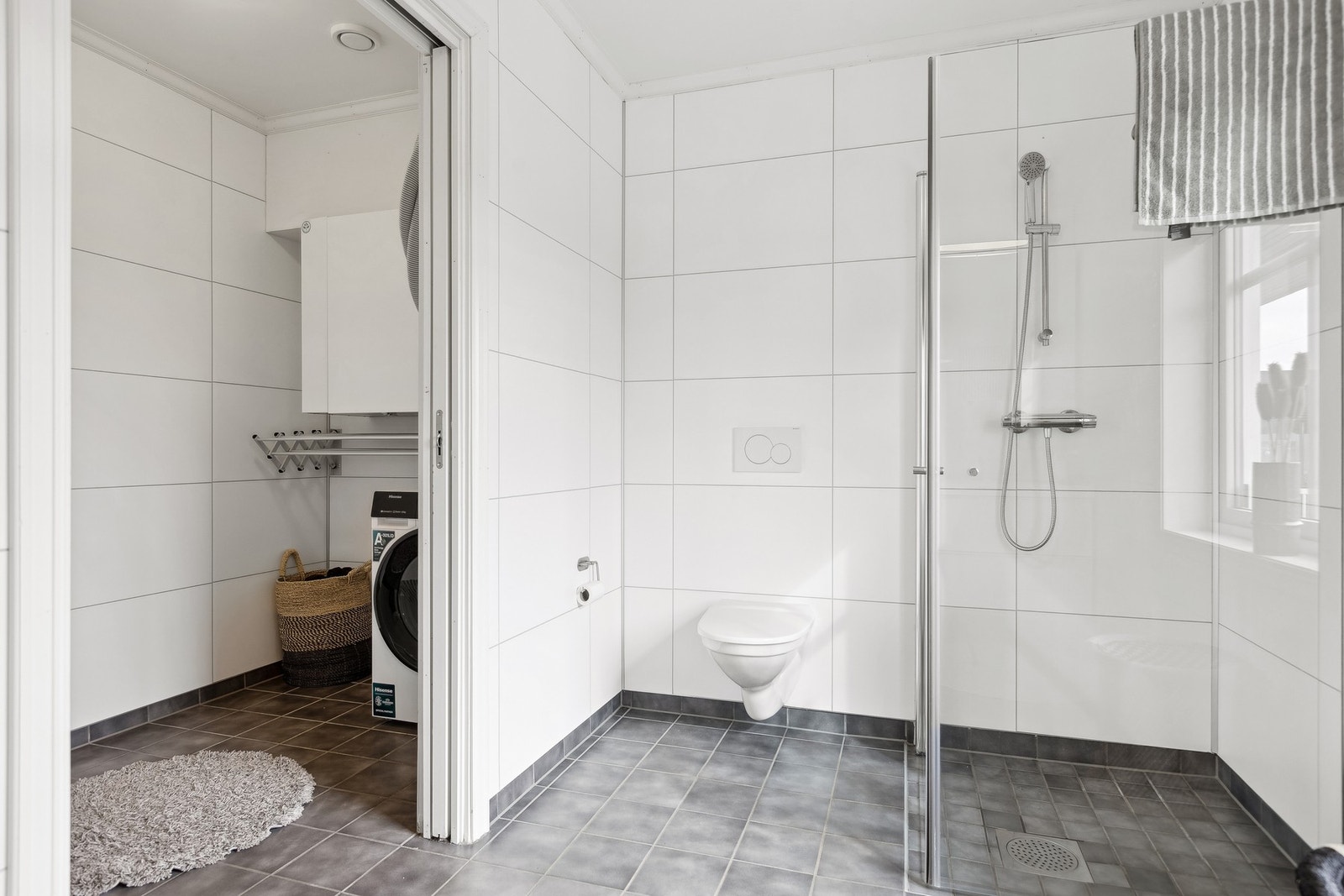 Vaskerommet nås via en praktisk skyvedør fra badet. Rommet har opplegg for vaskemaskin og er oppvarmet med gulvvarme. Galleribilde