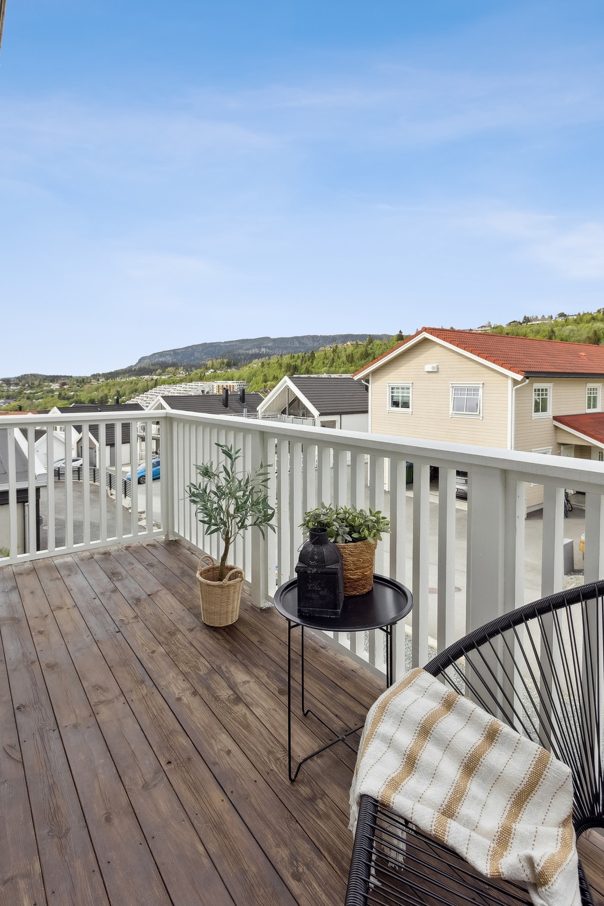 Med plass til både sittegruppe og benk kan man nyte den flotte utsikten som uteplassen har å by på. Galleribilde