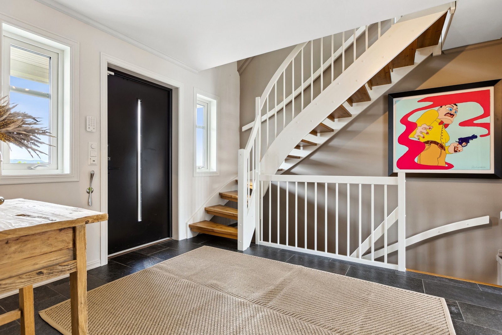 Boligen er fordelt over tre etasjer, med en praktisk løsning der alle soverommene er samlet i loftsetasjen. Galleribilde