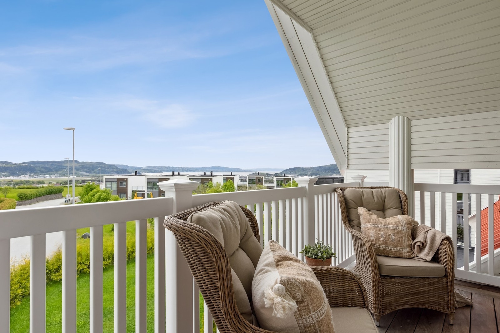 Den spektakulære utsikten med både fjell og sjø kommer virkelig til sin rett fra balkongen i loftetasjen. Galleribilde