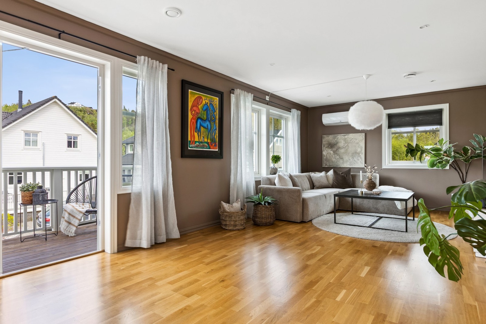 Fra stuen er det enkel tilgang til boligens herlige balkong. Galleribilde