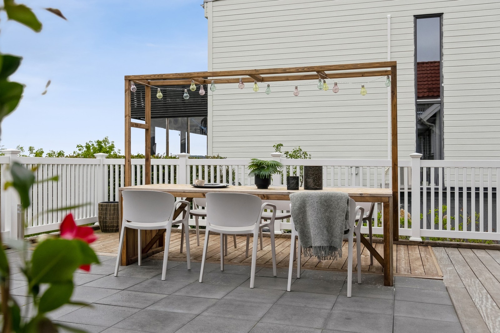 Man kan enkelt innrede i ulike soner, og uteplassen er perfekt til store sammenkomster med god mat og drikke. Galleribilde