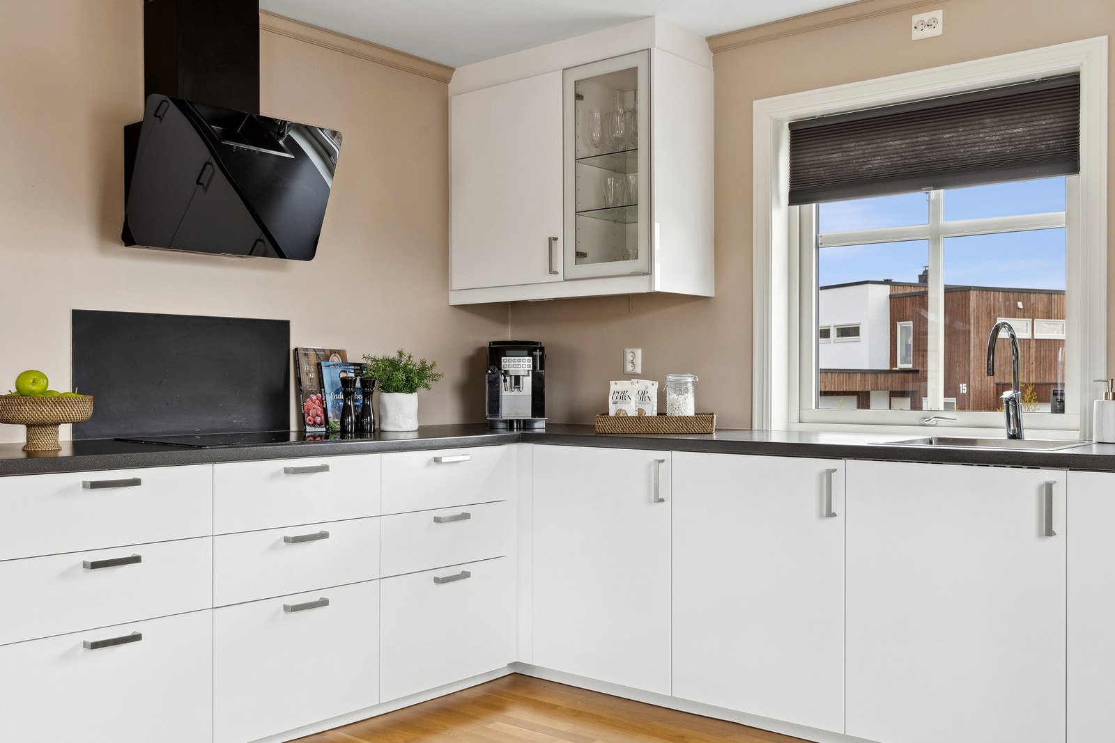 Her mangler det ikke på noe; med integrerte hvitevarer inkludert kjøleskap, oppvaskmaskin, platetopp, mikro, stekeovn, vannstoppsystem og komfyrvakt. Galleribilde