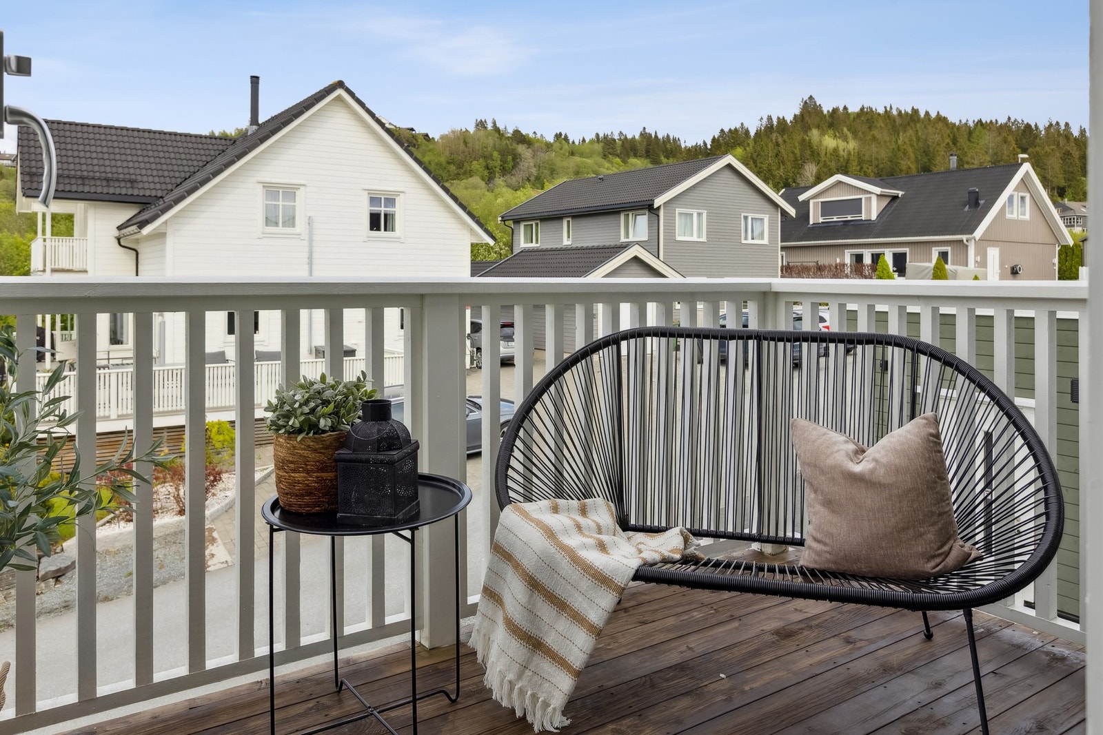 Balkongen er en fin forlengelse av stuen i sommerhalvåret. Galleribilde