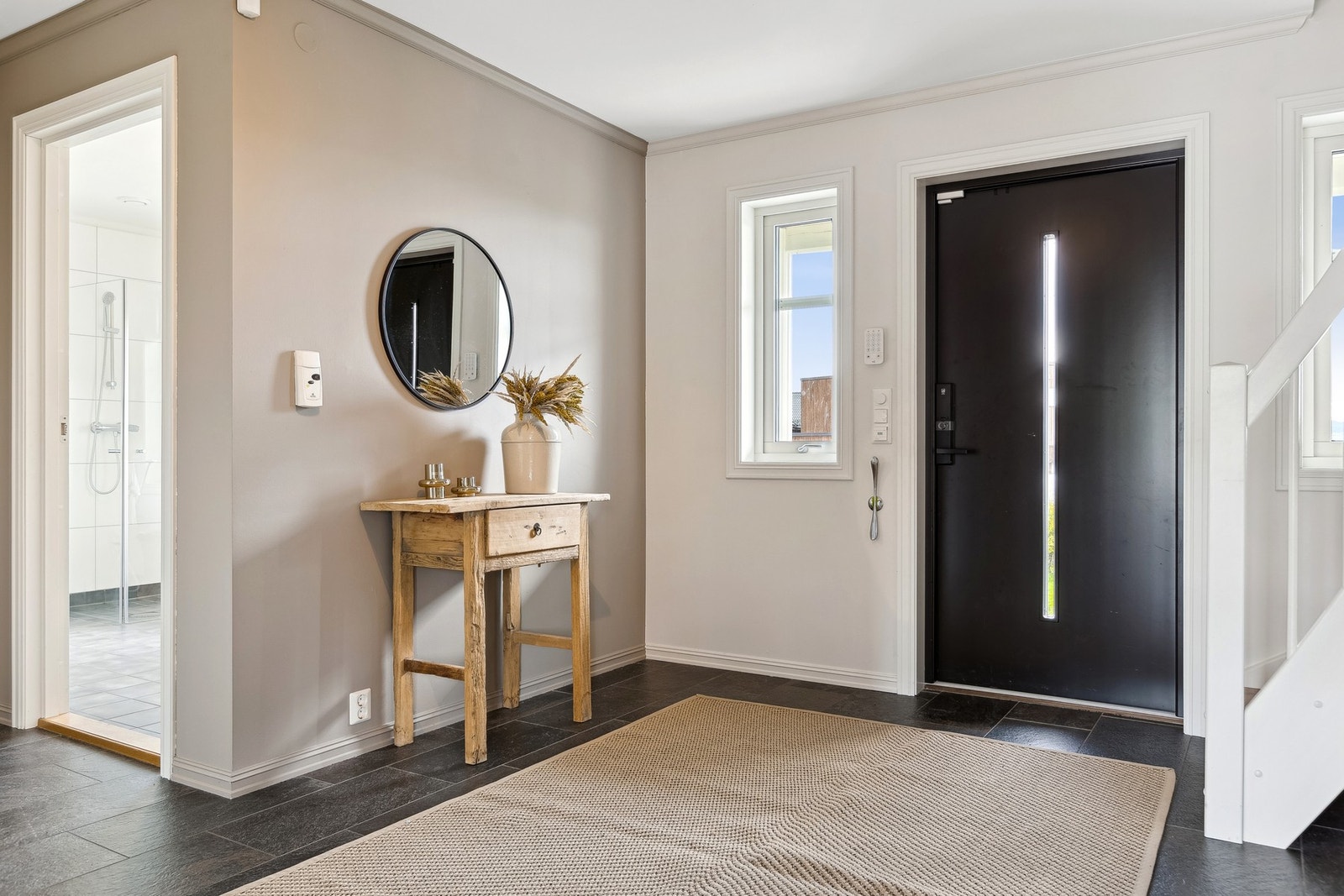 Entreen er svært innbydende med fliser på gulvet med gulvvarme. Galleribilde