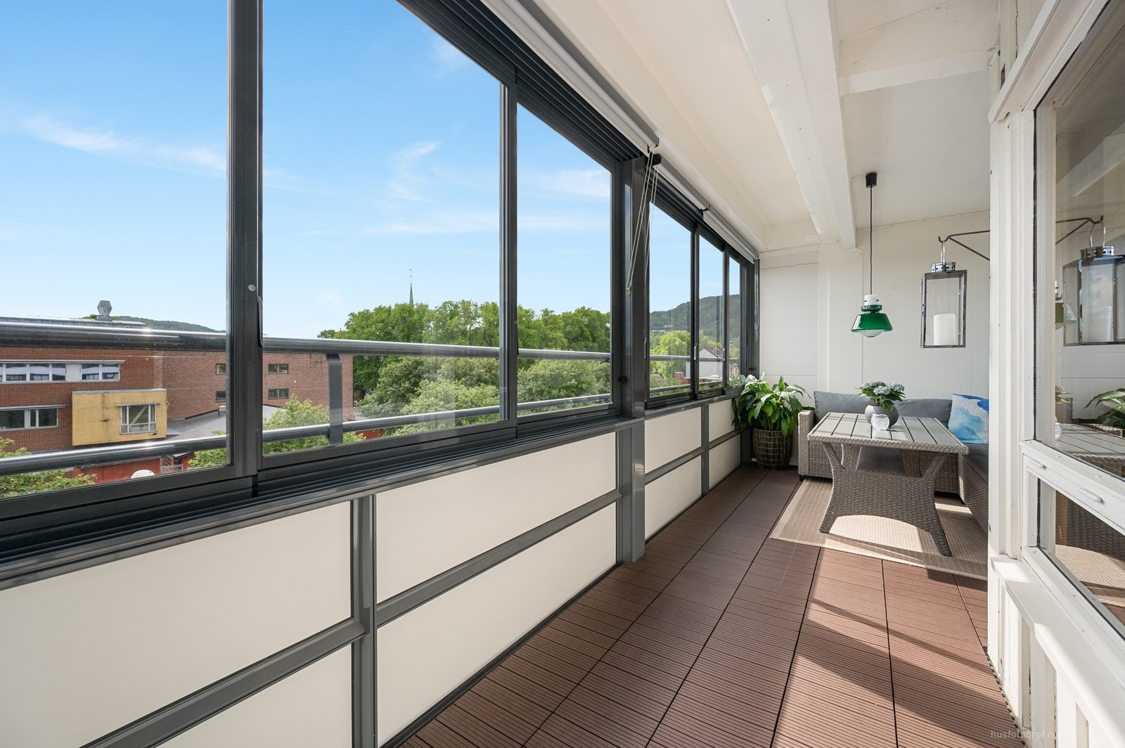 Innglasset sydøstvendt balkong fra 2020 på ca. 16 kvm Galleribilde