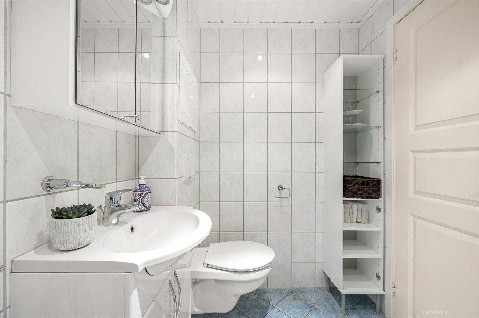 Badet har downlights i tak og gulvvarme Galleribilde