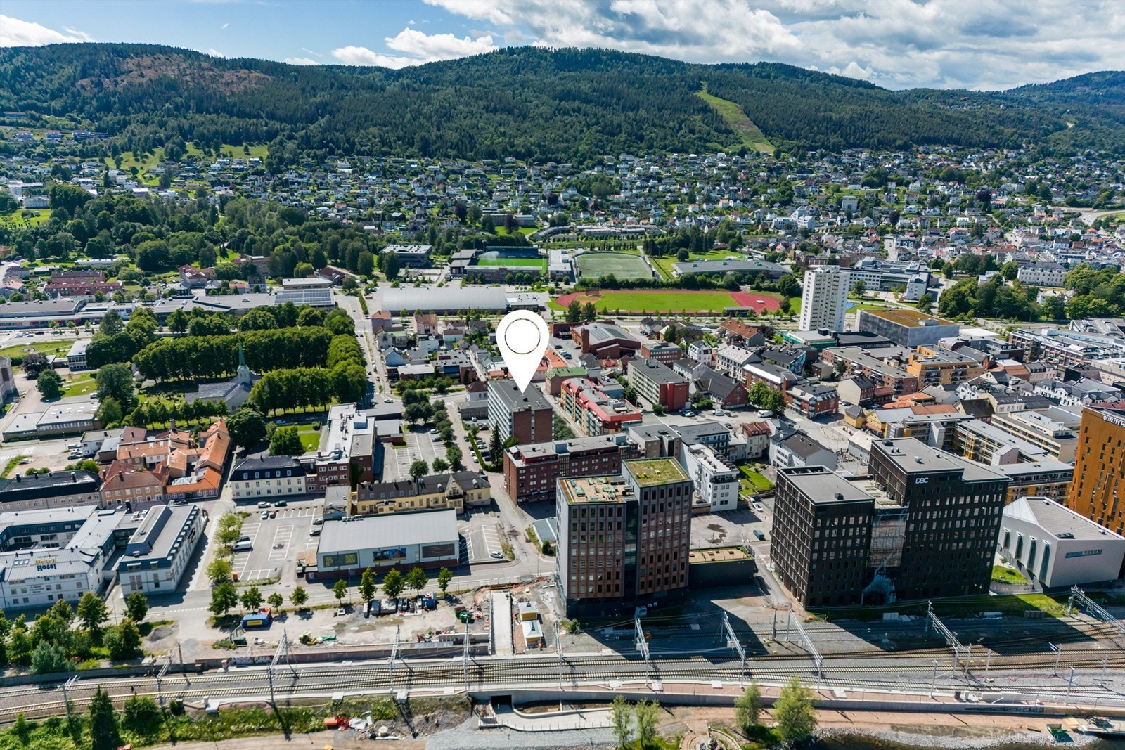 å minutters gange til Marienlyst med fotballbaner, Drammensbadet, Drammenshallen, kunstis/kunstgress, Akropolis treningssenter, museum og flotte friområder Galleribilde