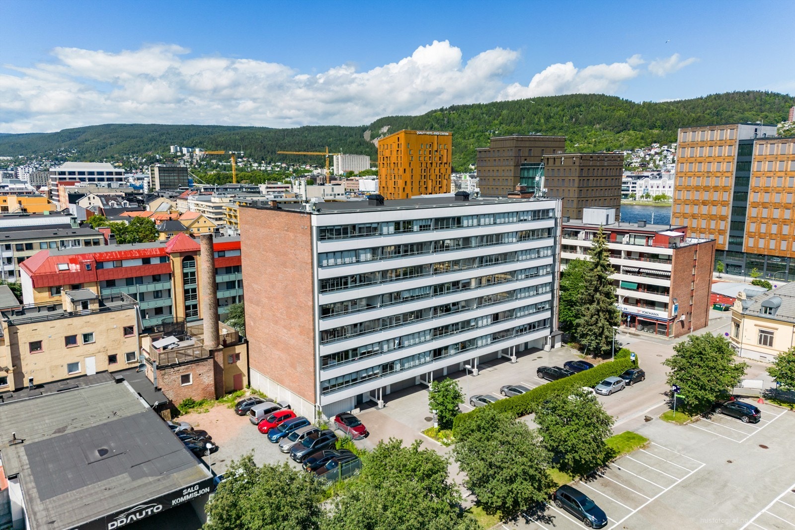 Felles overbygget inngangsparti med videre heis- og trappeadkomst til leilighetens etasjeplan (3. etasje) Galleribilde