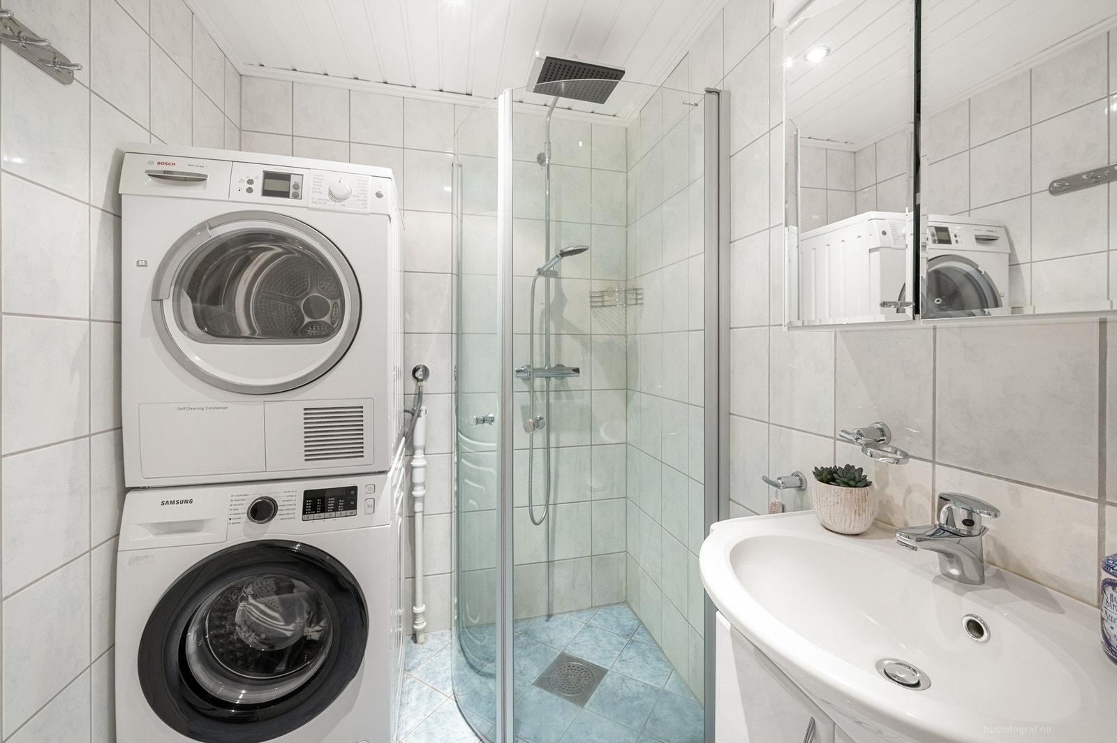 Badet har dusjhjørne med foldedører av glass og regnfallsdusj (2019) Galleribilde