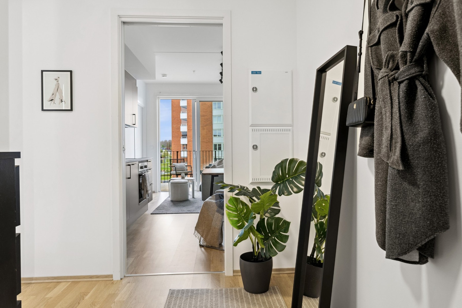 Praktisk med adskilt entre med plass til å henge fra seg. Galleribilde